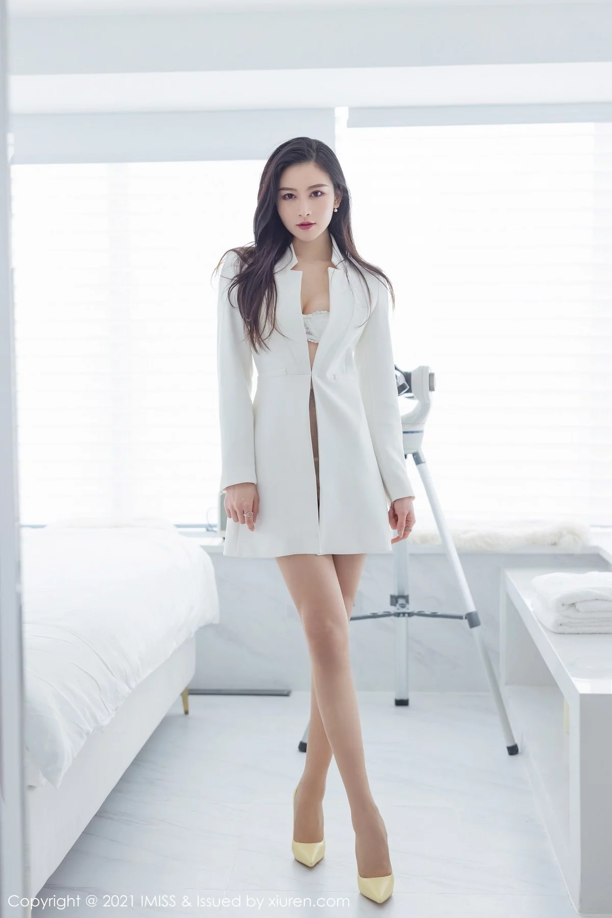 Vanessa-[IMISS爱蜜社]Vol.594_气质美女Vanessa性感白衬衣半脱露蕾丝内衣完美诱惑写真40P-第1章-图片1