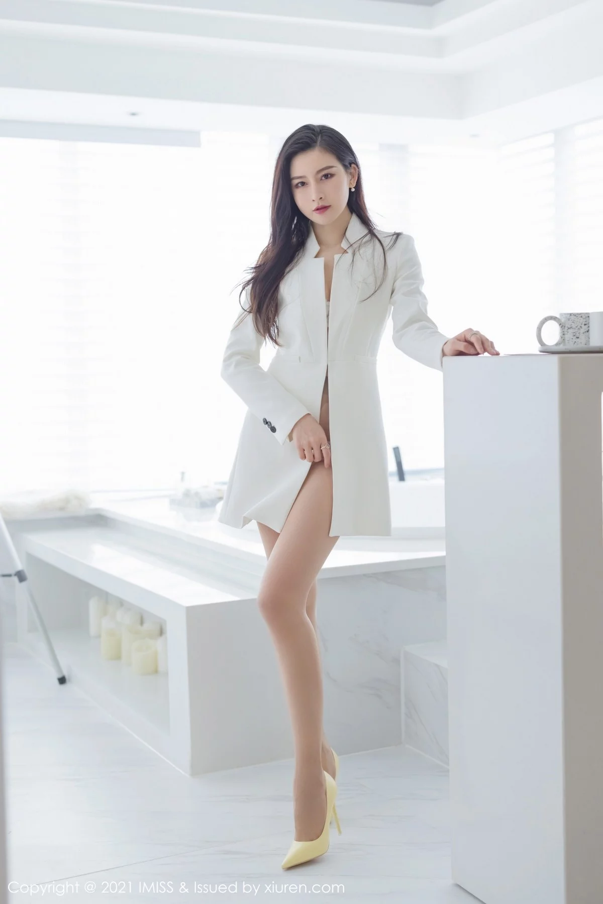 Vanessa-[IMISS爱蜜社]Vol.594_气质美女Vanessa性感白衬衣半脱露蕾丝内衣完美诱惑写真40P-第1章-图片2