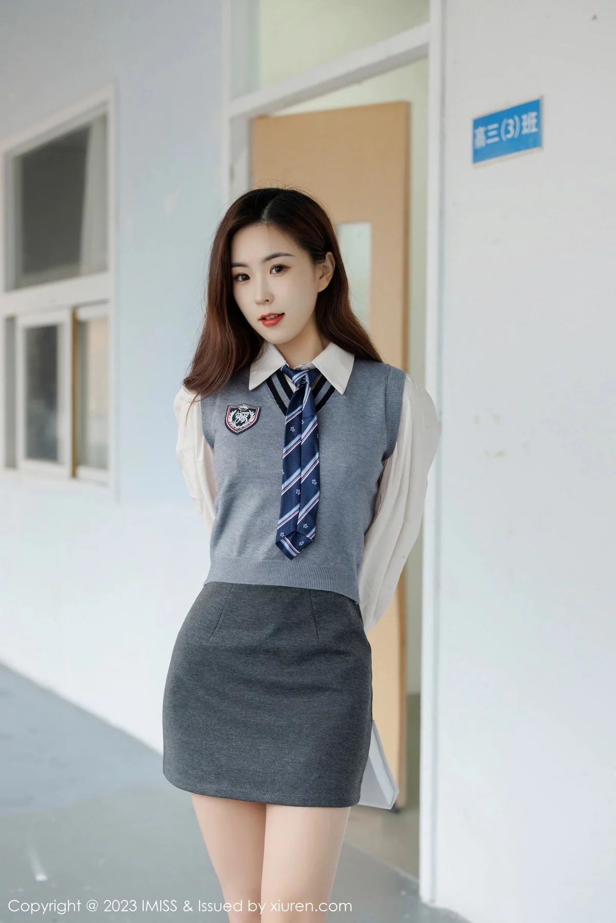 杨紫嫣-[IMISS爱蜜社]Vol.730_模特杨紫嫣candy学姐装扮露白色蕾丝内衣配开档肉丝诱惑写真69P-第1章-图片2