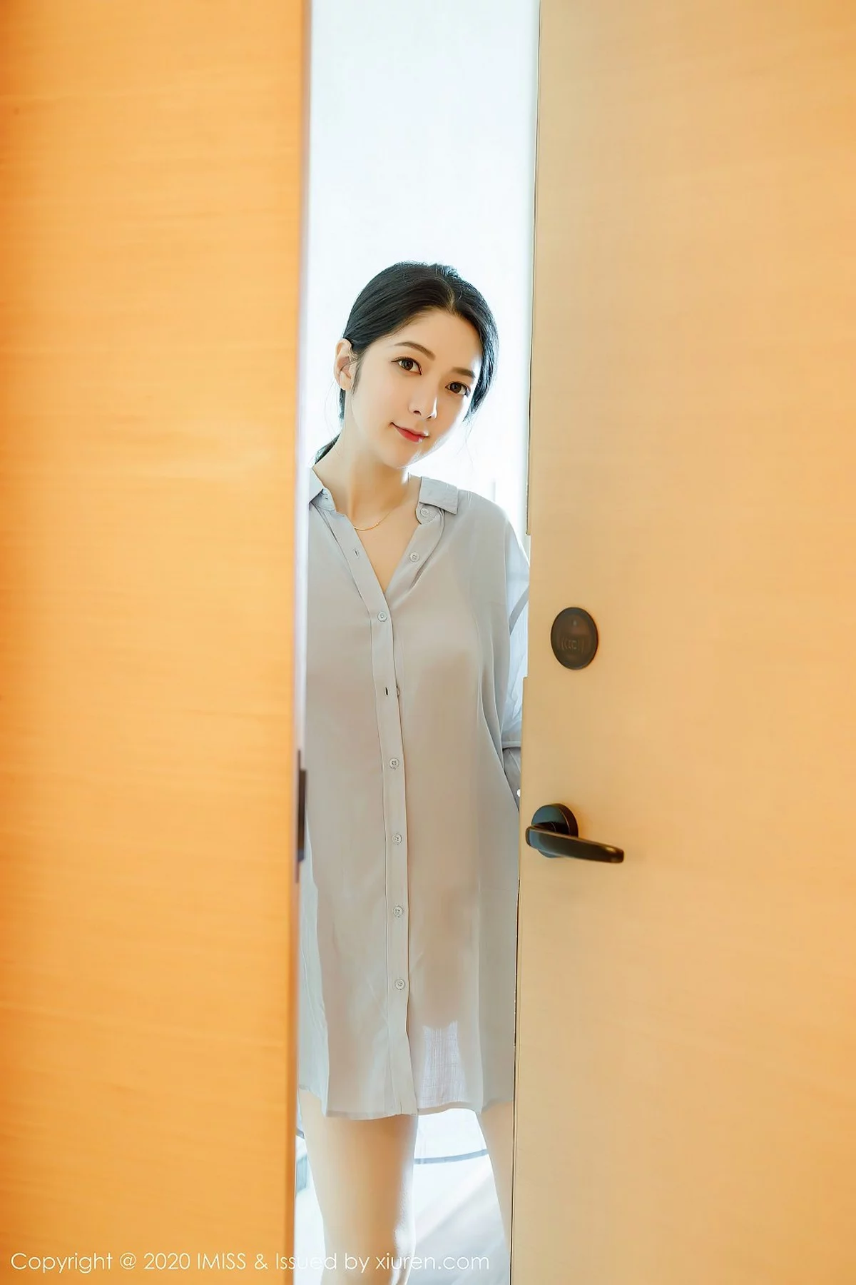 小热巴-[IMISS爱蜜社]Vol.499_女神Angela小热巴女友视觉主题性感衬衣秀白嫩美腿诱惑写真52P-第1章-图片1