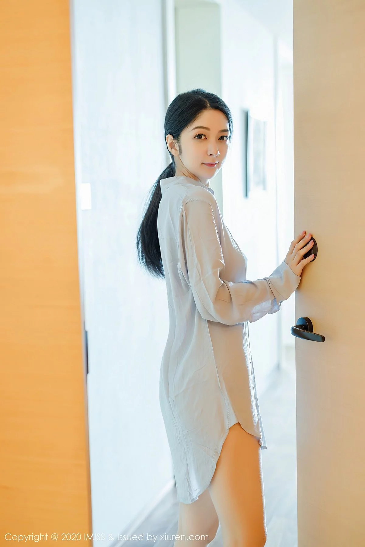 小热巴-[IMISS爱蜜社]Vol.499_女神Angela小热巴女友视觉主题性感衬衣秀白嫩美腿诱惑写真52P-第1章-图片2