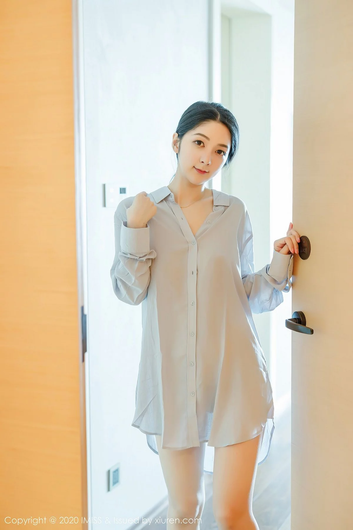 小热巴-[IMISS爱蜜社]Vol.499_女神Angela小热巴女友视觉主题性感衬衣秀白嫩美腿诱惑写真52P-第1章-图片3