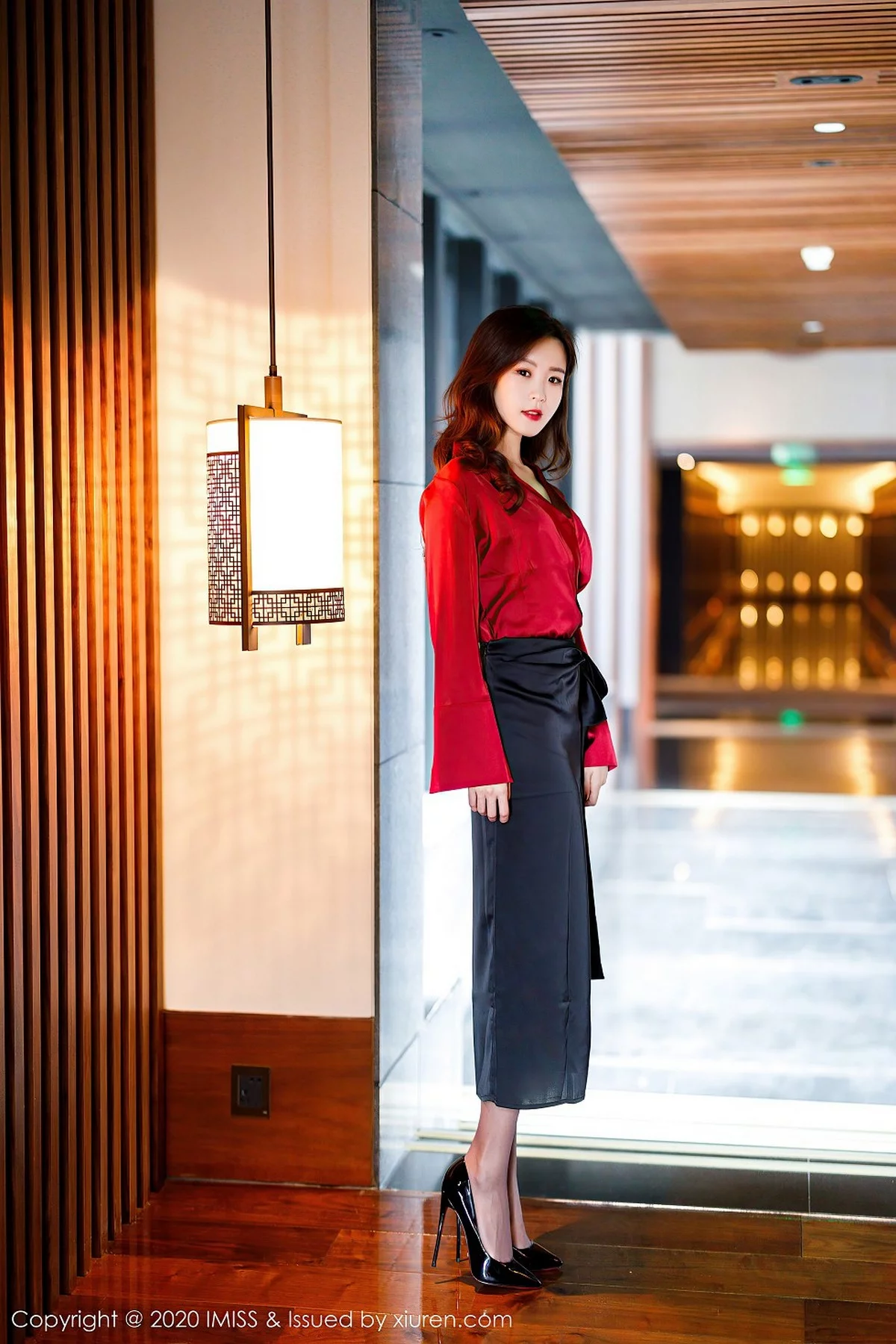 杨紫嫣-[IMISS爱蜜社]Vol.502_嫩模杨紫嫣Cynthia心愿旅拍红色典雅礼裙配黑丝裤袜诱惑写真55P-第1章-图片1