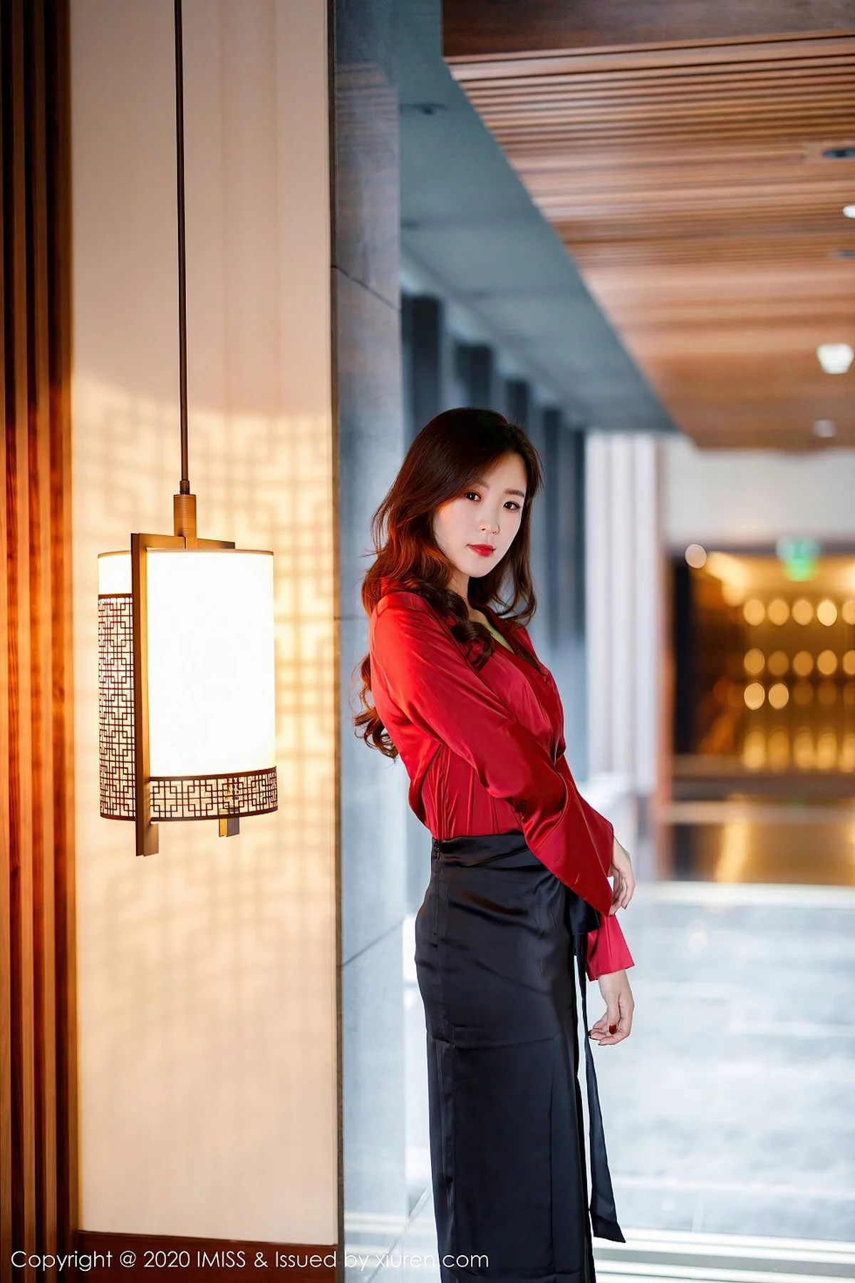 杨紫嫣-[IMISS爱蜜社]Vol.502_嫩模杨紫嫣Cynthia心愿旅拍红色典雅礼裙配黑丝裤袜诱惑写真55P-第1章-图片2