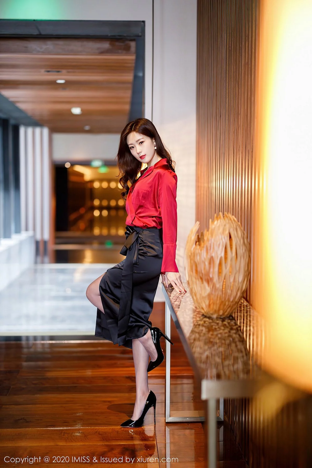 杨紫嫣-[IMISS爱蜜社]Vol.502_嫩模杨紫嫣Cynthia心愿旅拍红色典雅礼裙配黑丝裤袜诱惑写真55P-第1章-图片3