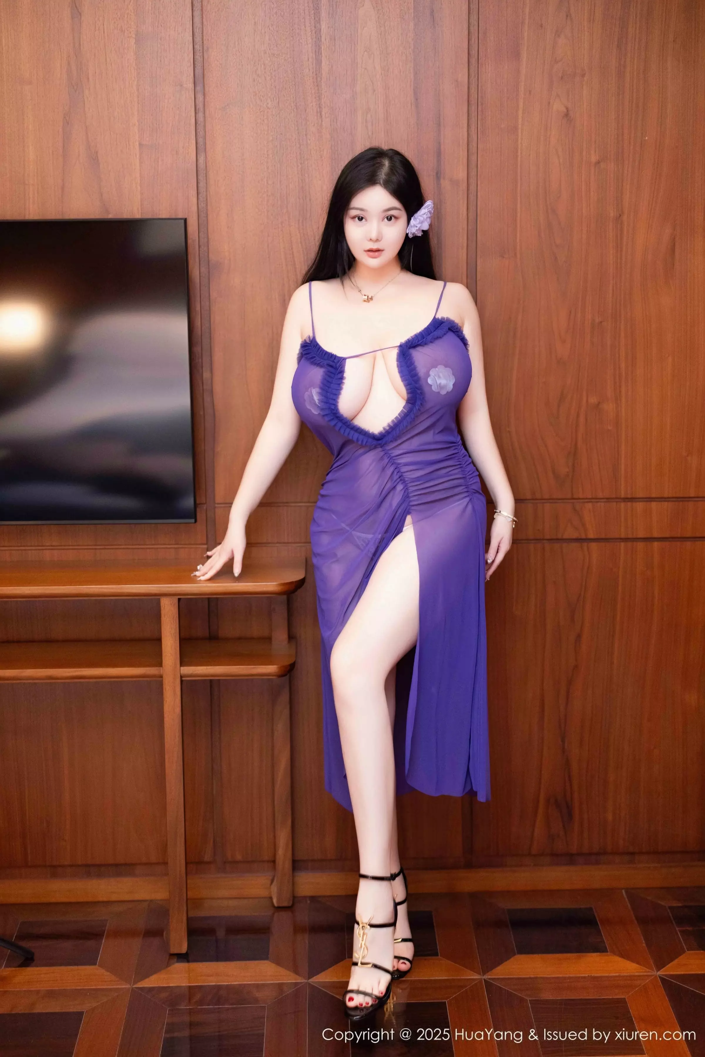 易阳-Vol.635_女神易阳Silvia私房性感紫色吊带连衣裙秀丰乳肥臀惹火诱惑写真57P-第1章-图片1