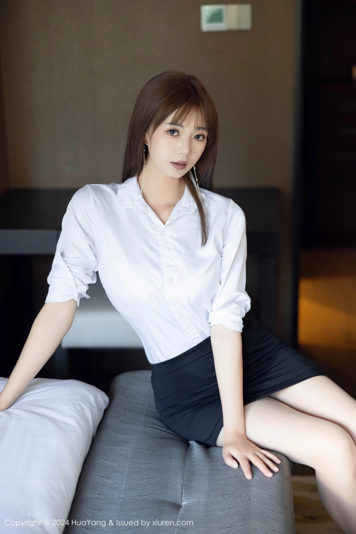 宋-KiKi-Vol.604_模特宋-KiKi性感白T配黑色短裙露白色丝袜秀完美身材迷人写真75P-第1章-图片1