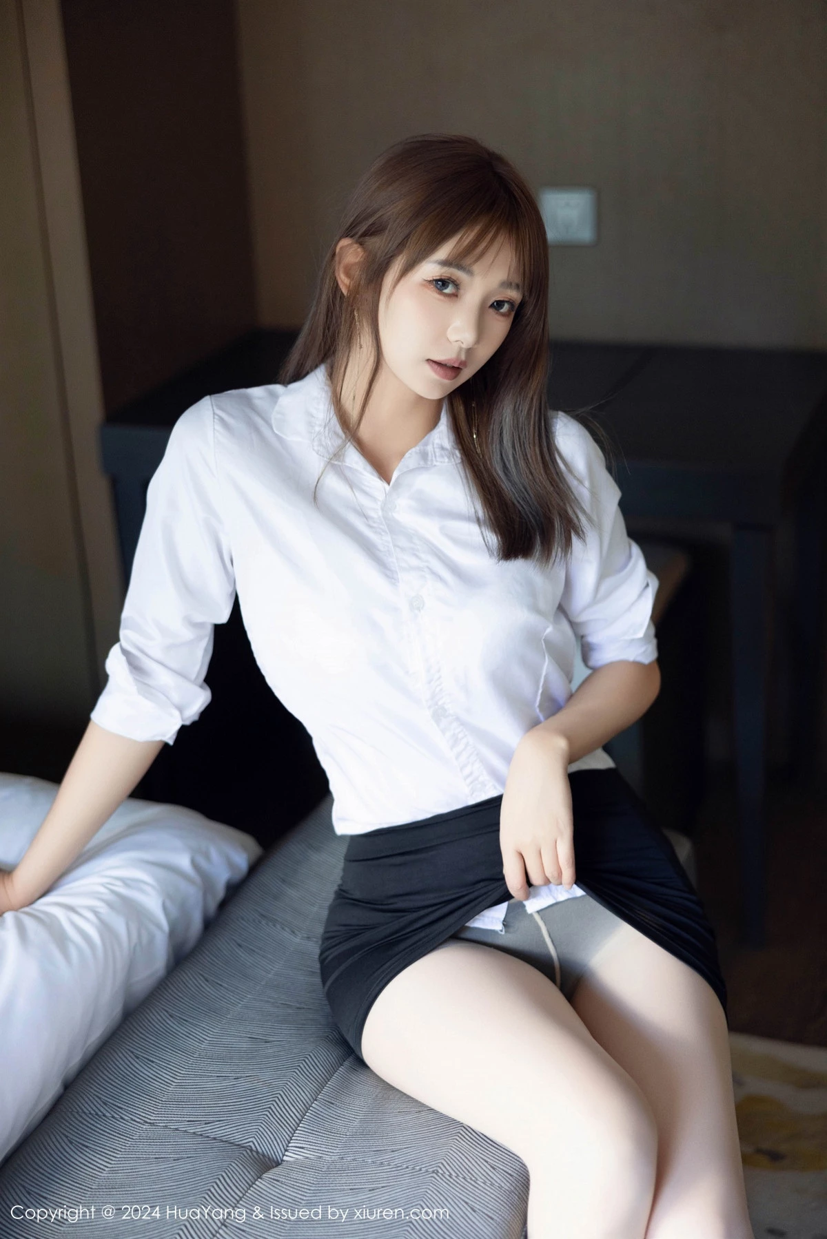 宋-KiKi-Vol.604_模特宋-KiKi性感白T配黑色短裙露白色丝袜秀完美身材迷人写真75P-第1章-图片3