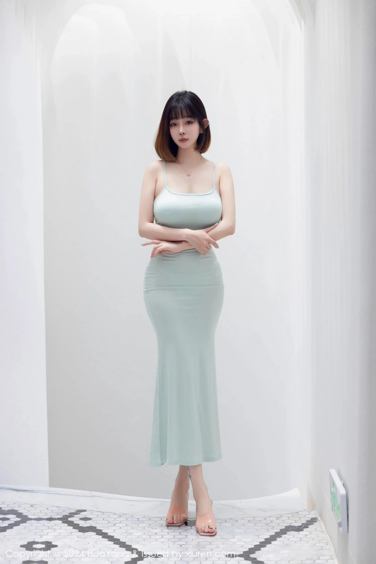 王雨纯-Vol.586_女神王雨纯性感淡绿色露肩连衣长裙半脱秀丰腴身姿撩人诱惑写真94P-第1章-图片1