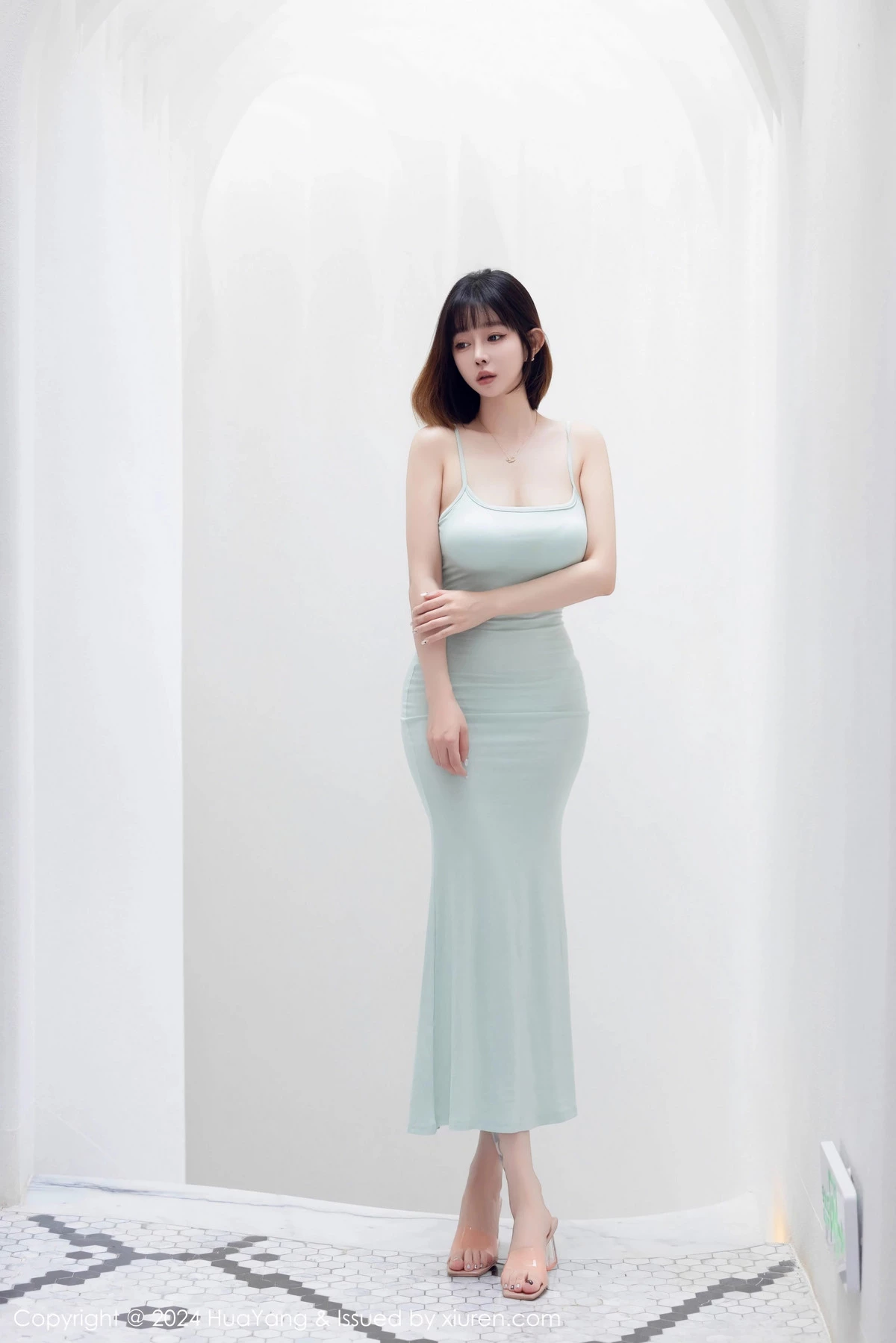 王雨纯-Vol.586_女神王雨纯性感淡绿色露肩连衣长裙半脱秀丰腴身姿撩人诱惑写真94P-第1章-图片2