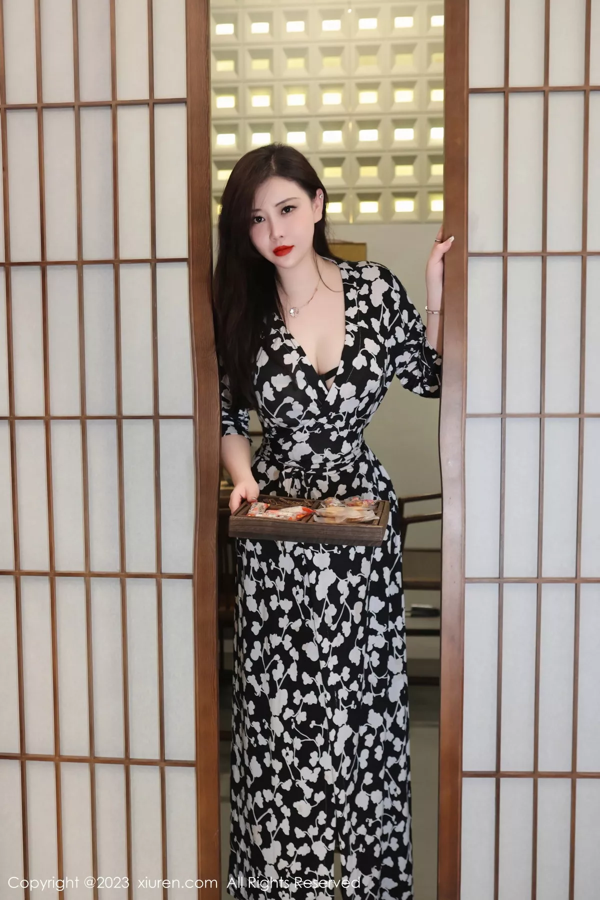 模特王婉悠Queen性感连衣长裙露蕾丝内衣秀惹火身材诱惑写真72P-第1章-图片2