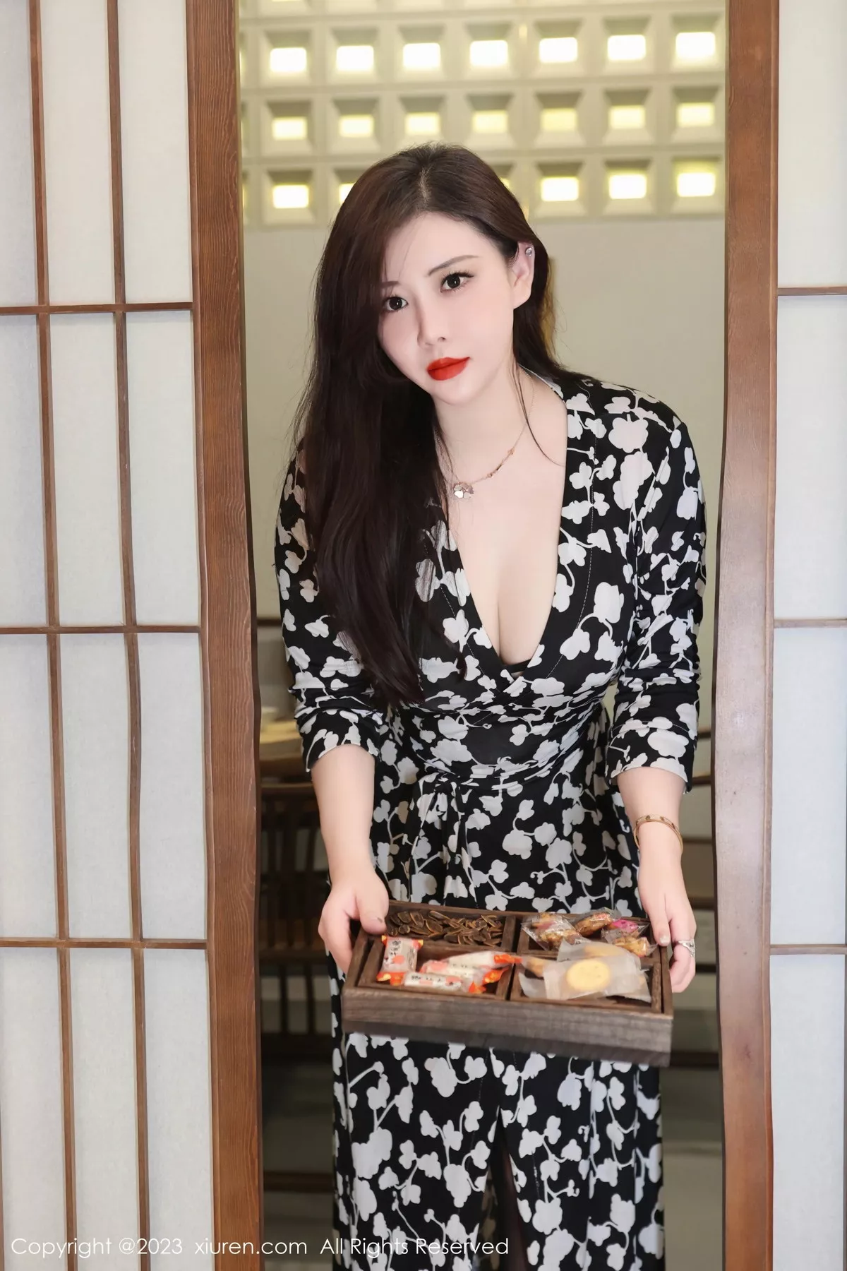 模特王婉悠Queen性感连衣长裙露蕾丝内衣秀惹火身材诱惑写真72P-第1章-图片3