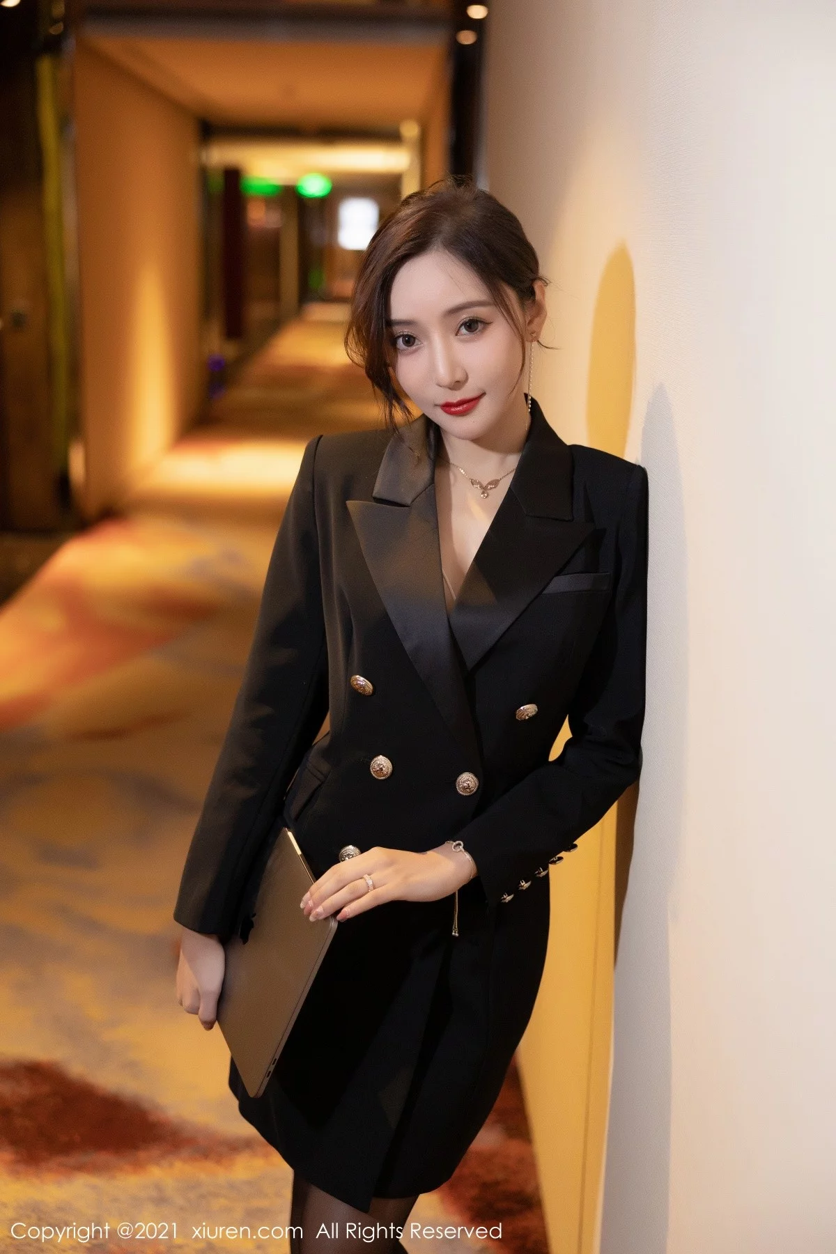 女神王馨瑶yanni半脱职业装露精致粉色内衣配开档黑丝诱惑写真81P-第1章-图片2