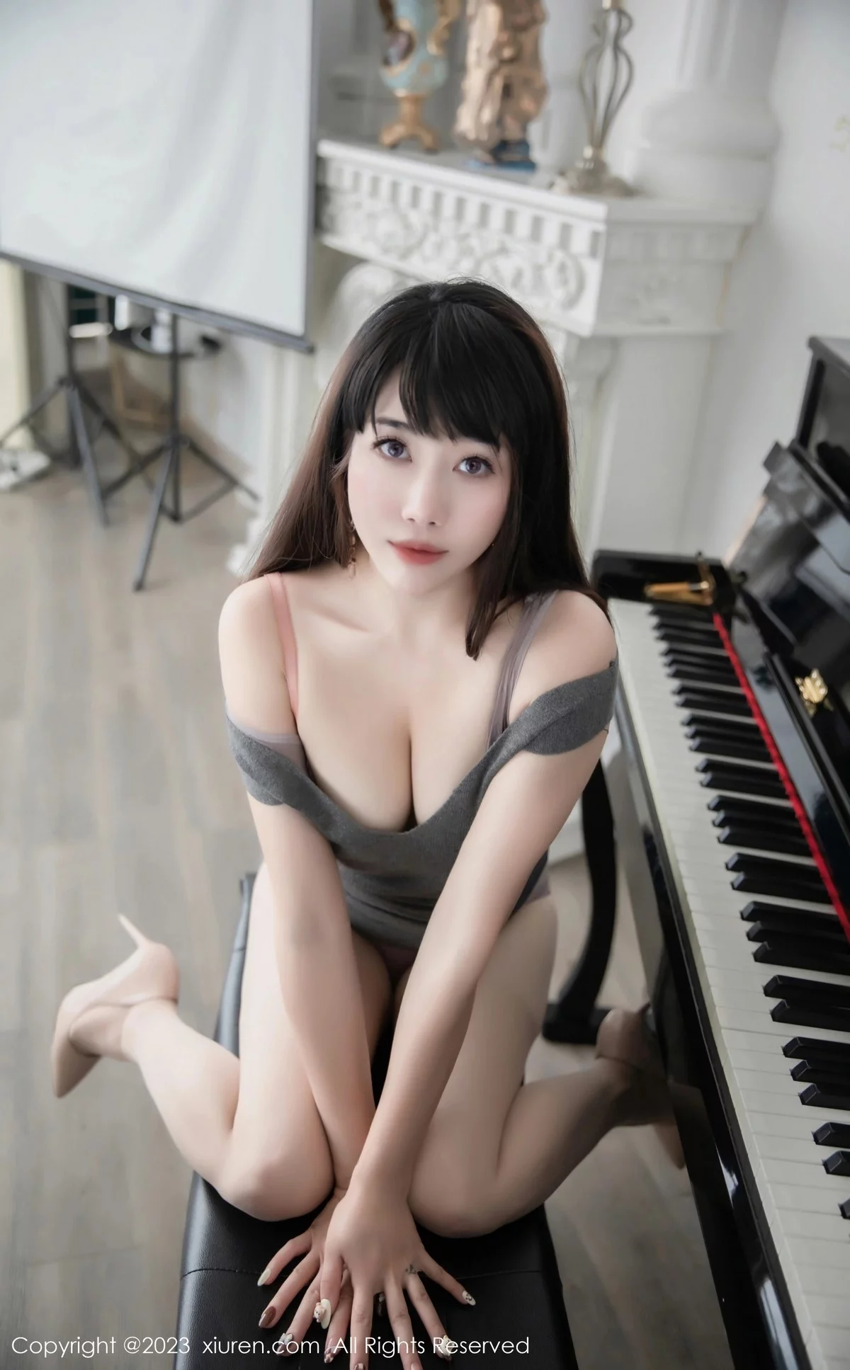 模特严利娅Yuliya钢琴师角色灰色连身短裙秀曼妙身姿诱惑写真72P-第1章-图片1