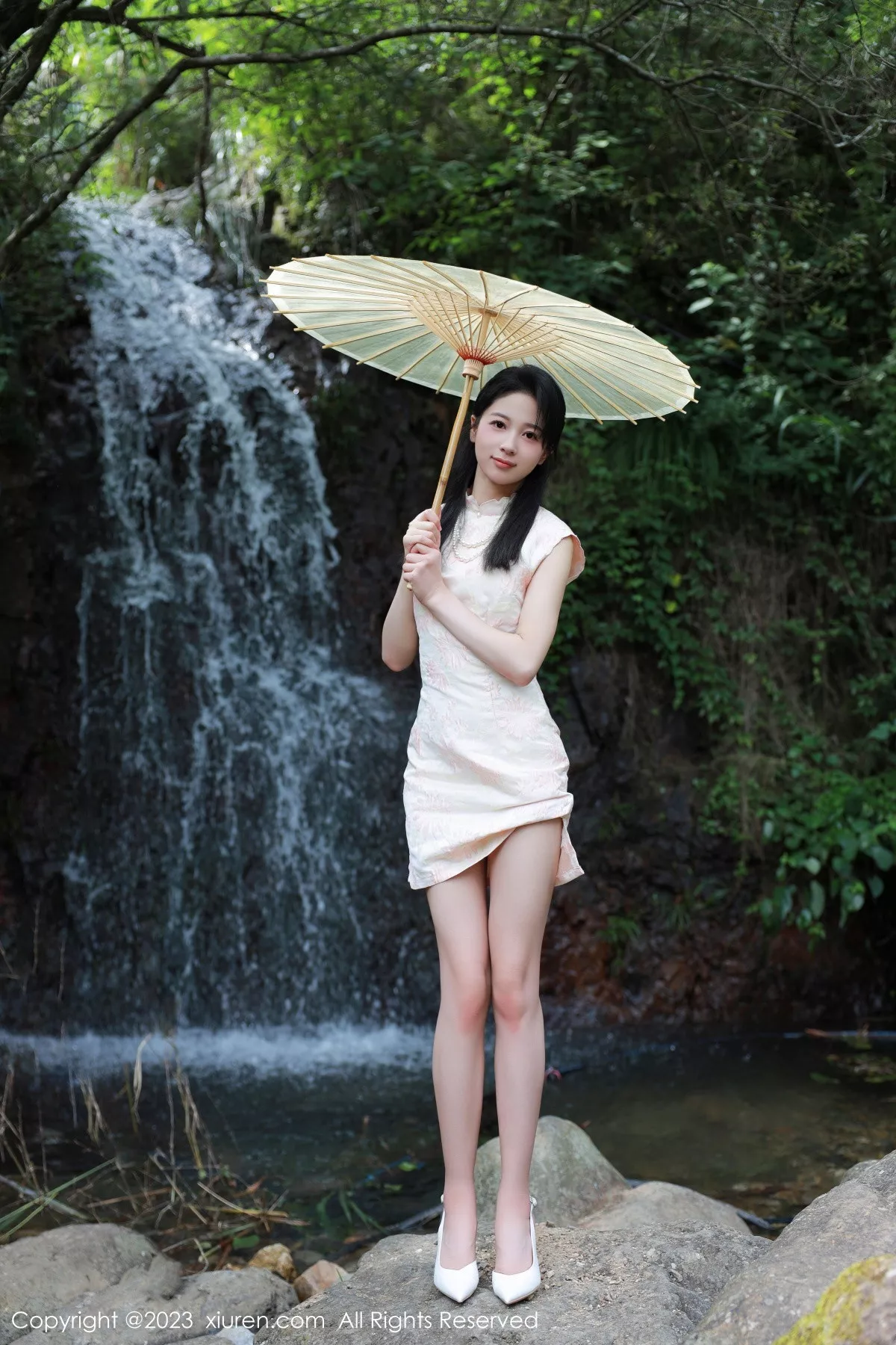 模特糖豆sisi户外溪边性感花色旗袍服饰露白色内衣撩人诱惑写真60P-第1章-图片1