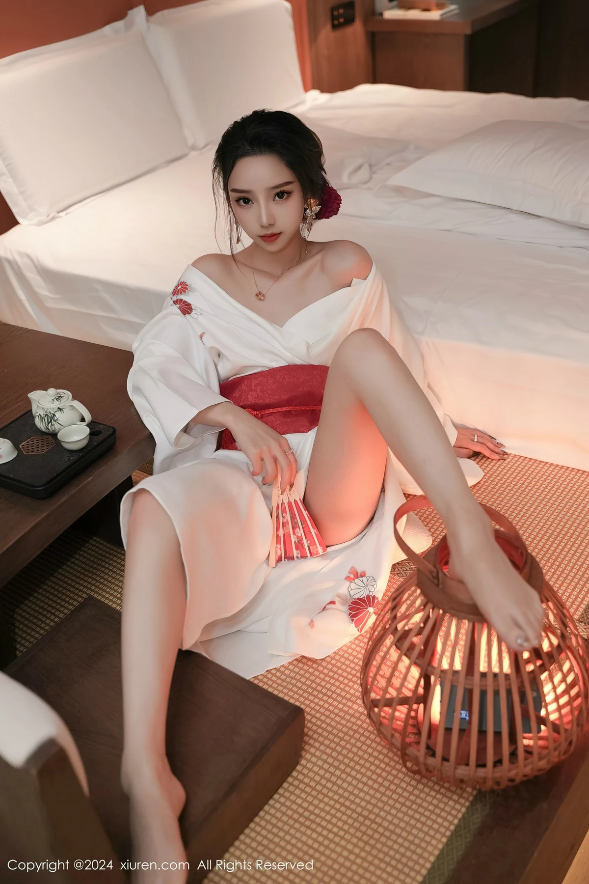 模特苏曼兮宾馆场景性感白色日系和服半撩秀翘臀美腿诱惑写真85P-第1章-图片1