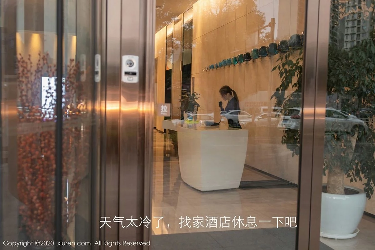 嫩模鱼子酱Fish酒店前台误操作主题私房黑色蕾丝内衣诱惑写真68P-第1章-图片1