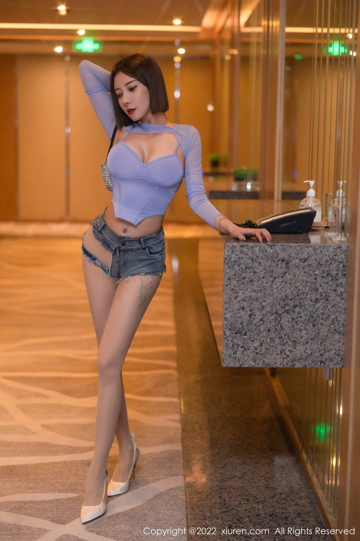 御姐果儿大理旅拍紫色收身上衣配牛仔短裤秀凹凸身材诱惑写真79P-第1章-图片3