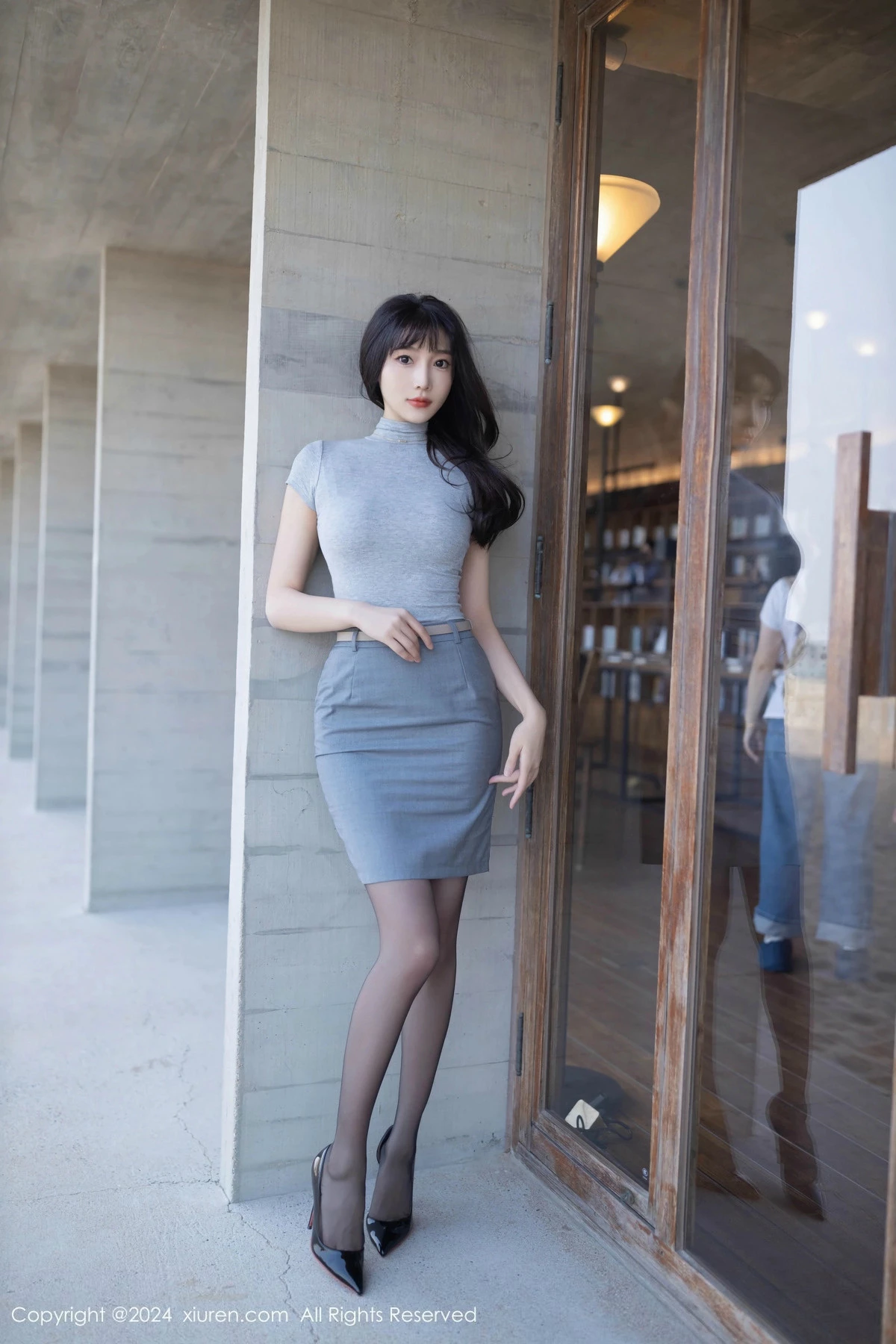 模特陆萱萱性感灰色OL服饰露红色内衣配开档黑丝极致魅惑写真80P-第1章-图片2