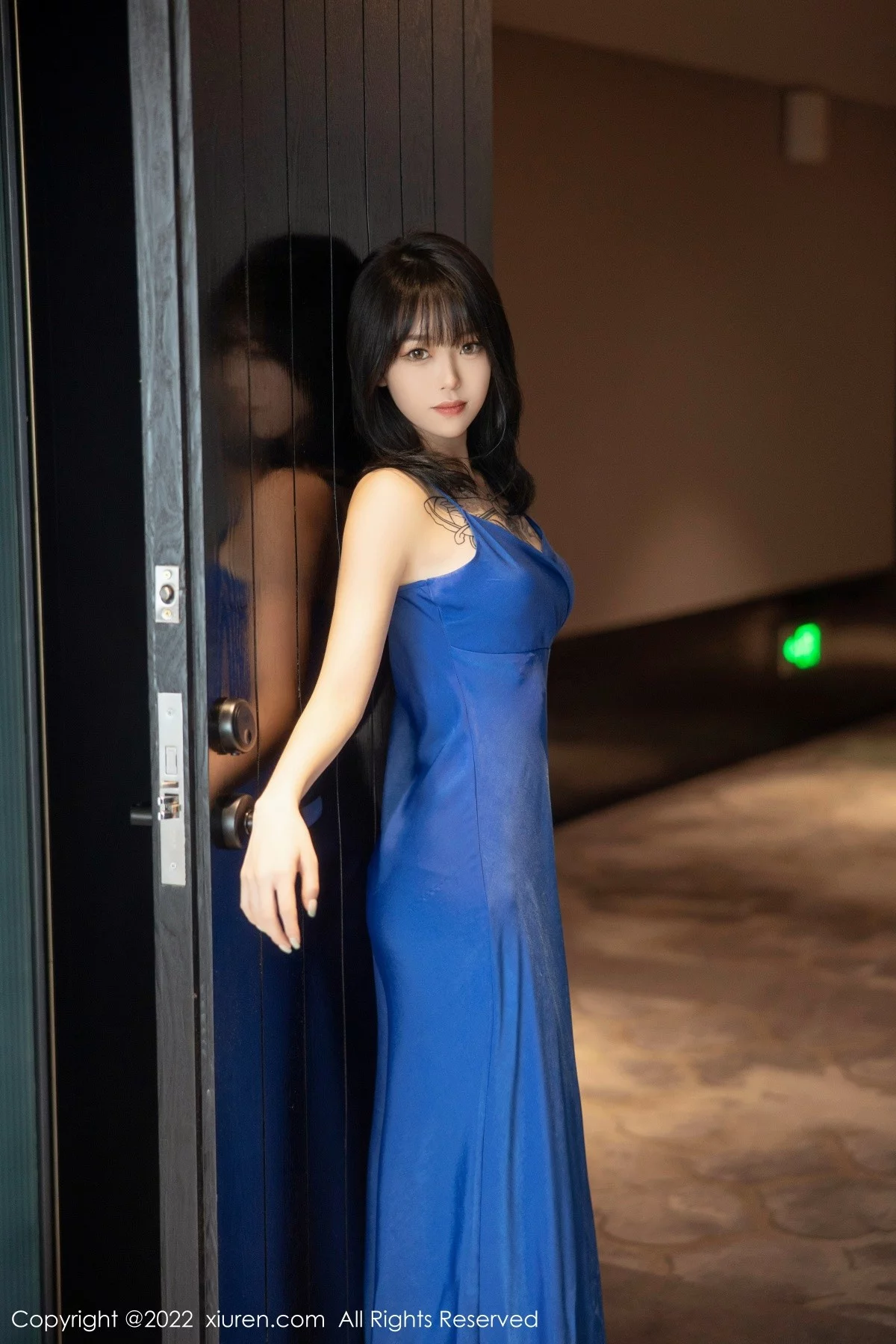 模特奶瓶蓝色吊裙配灰丝裤袜秀曼妙身材性感美腿迷人诱惑写真82P-第1章-图片1