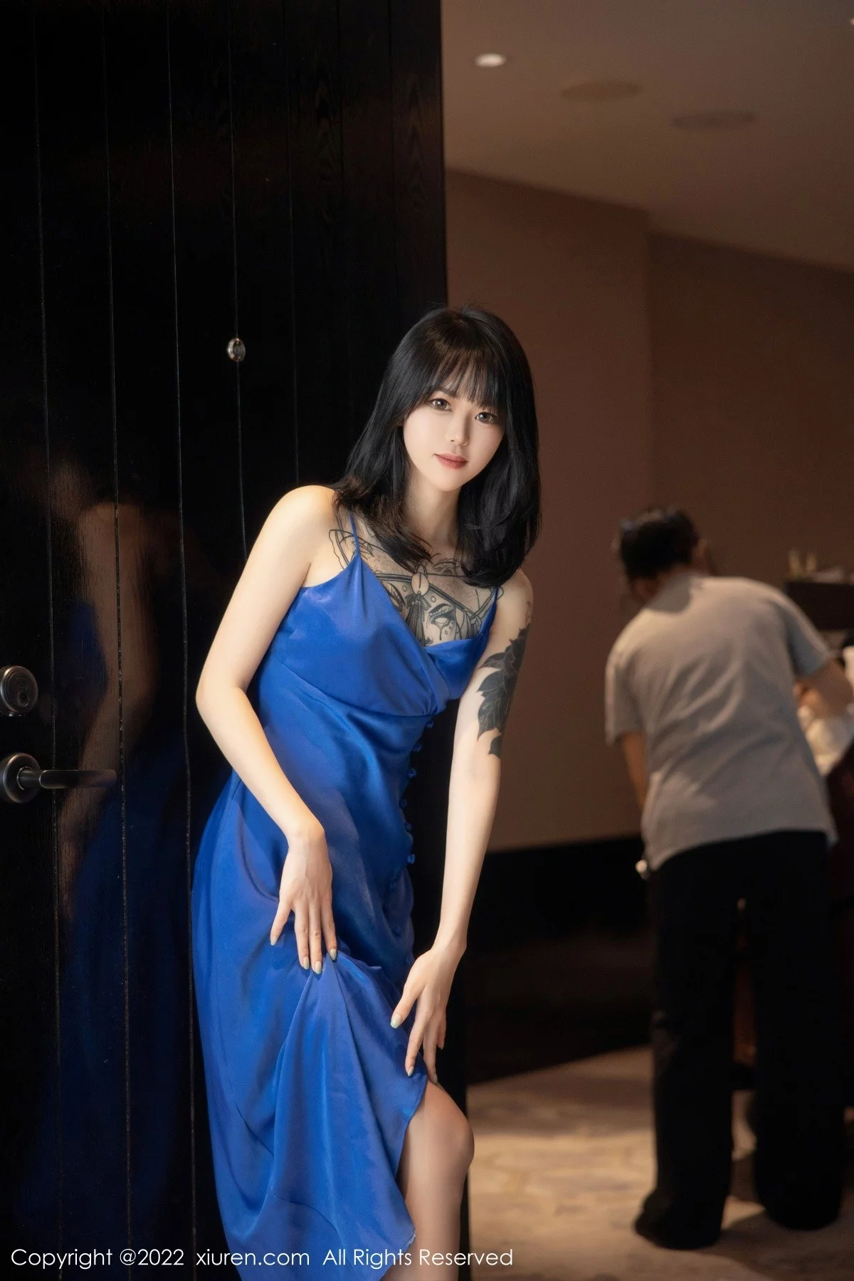 模特奶瓶蓝色吊裙配灰丝裤袜秀曼妙身材性感美腿迷人诱惑写真82P-第1章-图片2