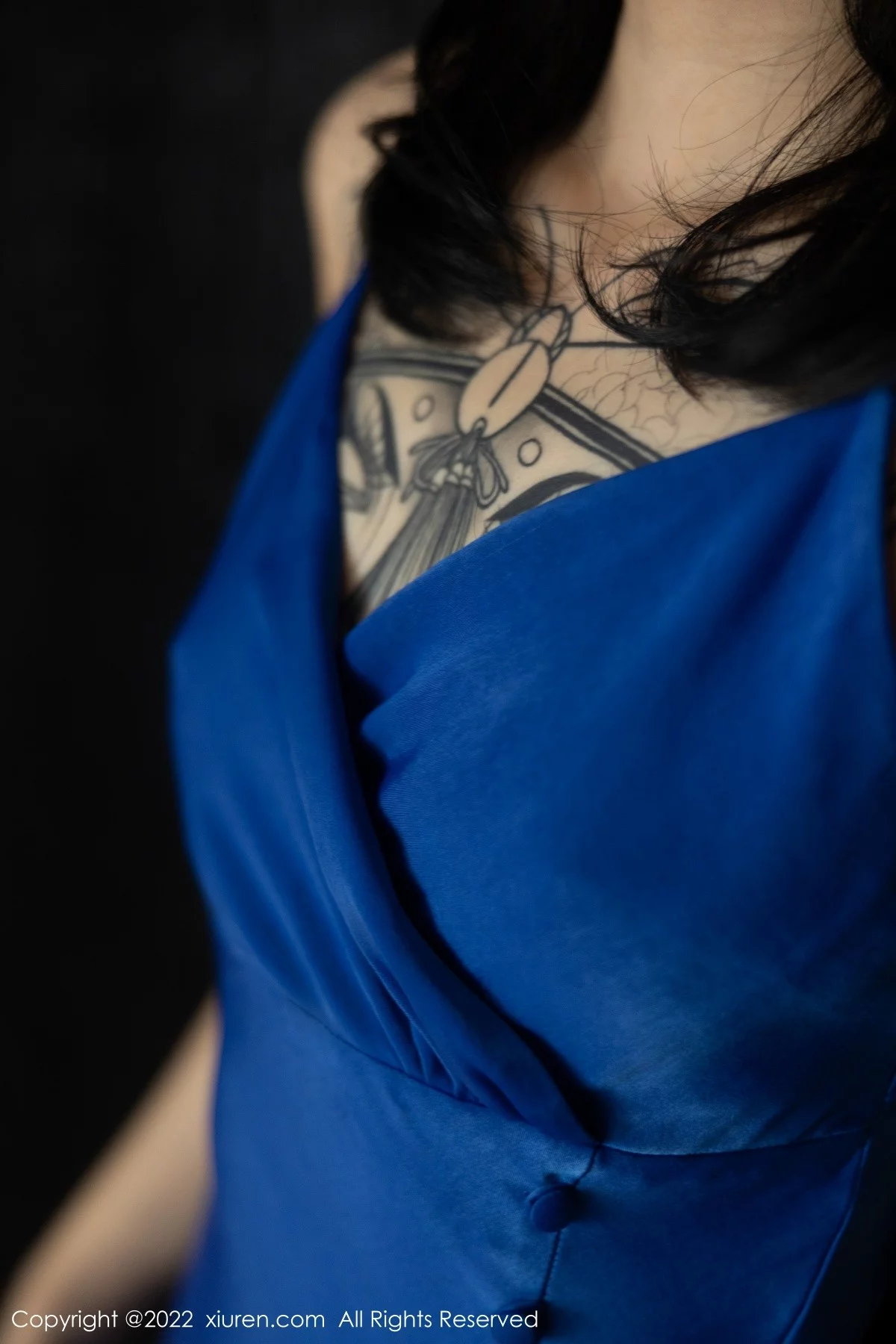 模特奶瓶蓝色吊裙配灰丝裤袜秀曼妙身材性感美腿迷人诱惑写真82P-第1章-图片3