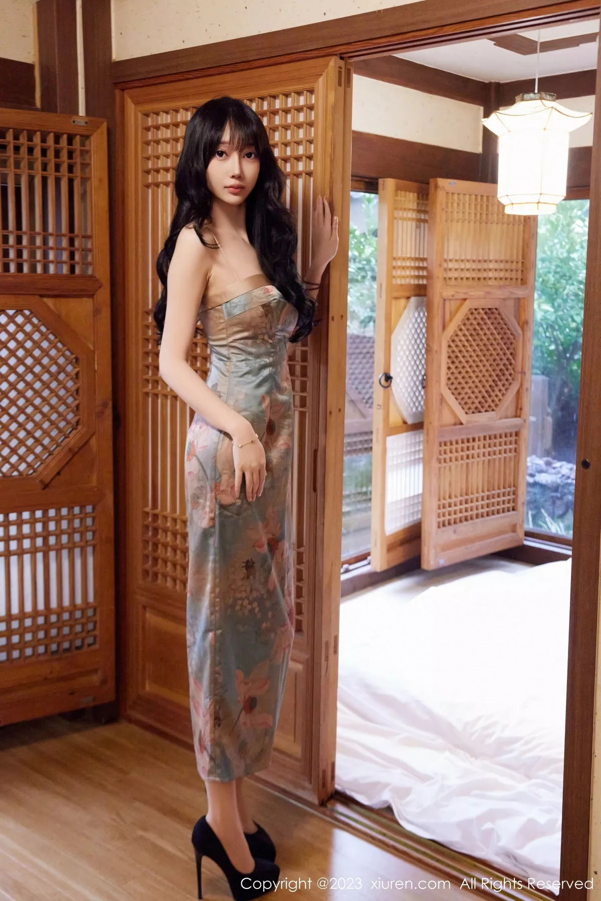 模特玥儿玥er性感暖灰连衣短裙配原色丝袜秀曼妙身姿诱惑写真54P-第1章-图片1