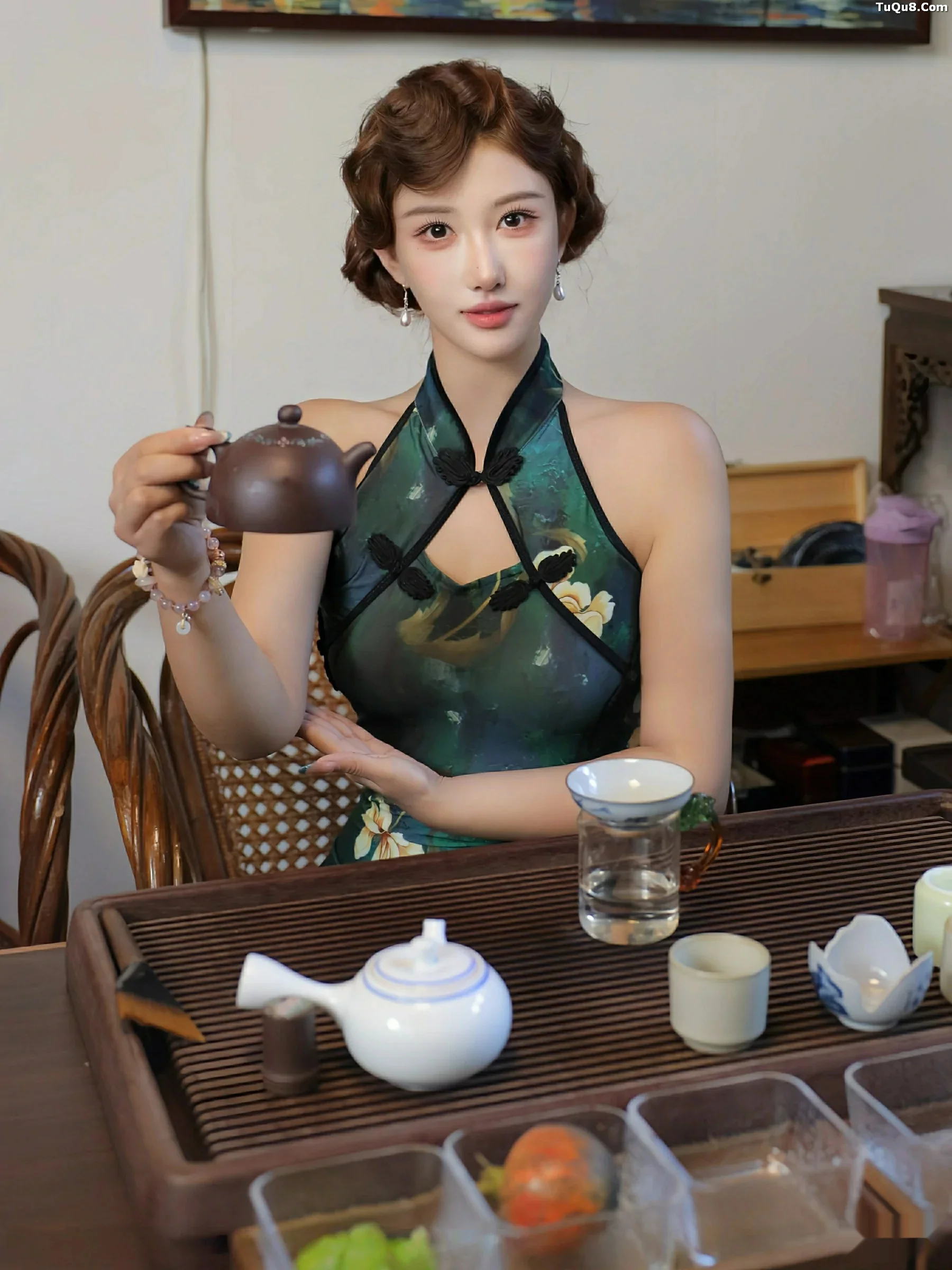 模特金允希Yuki性感绿色旗袍配超薄肉丝秀丰腴身材迷人诱惑写真78P-第1章-图片1