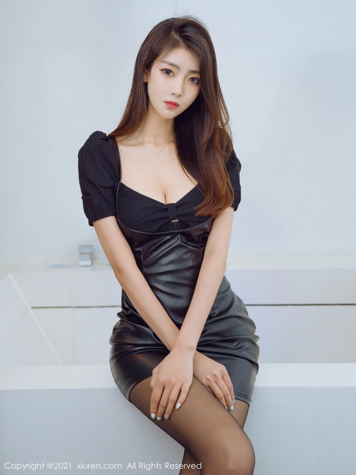 模特可乐Vicky私房经典黑皮裙配黑丝裤袜秀美腿迷人诱惑写真52P-第1章-图片3