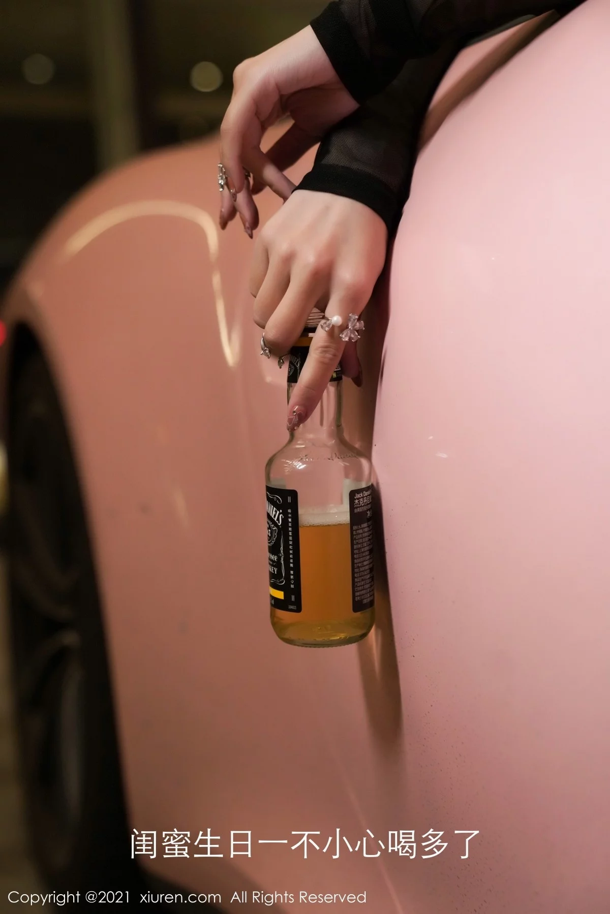嫩模周于希醉酒剧情主题私房床上半脱秀火辣身材迷人诱惑写真77P-第1章-图片1