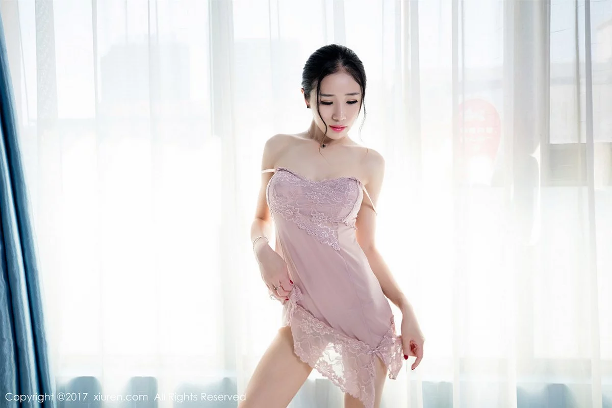 嫩模馨怡粉色薄纱睡裙真空隐现豪乳大尺度撩人诱惑写真50P-第1章-图片3