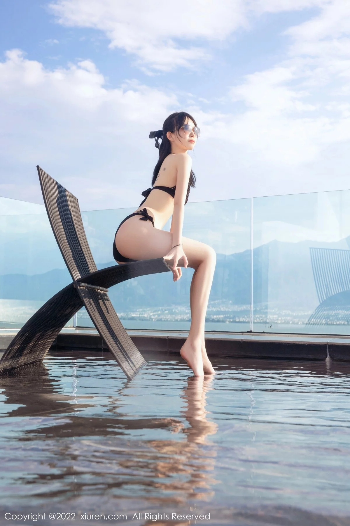 模特奶瓶大理旅拍泳池性感黑色比基尼秀曼妙身姿迷人诱惑写真75P-第1章-图片2