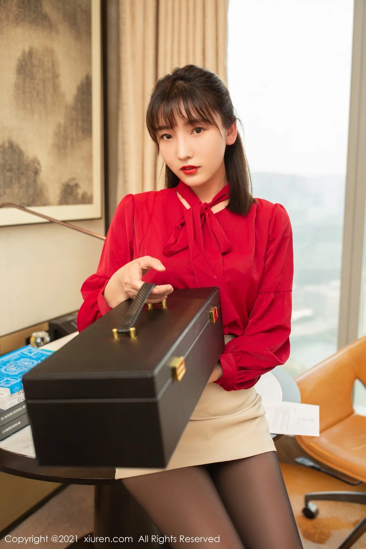 模特陆萱萱猩红艳丽服饰配白短裙露无内黑丝裤袜迷人诱惑写真68P-第1章-图片3