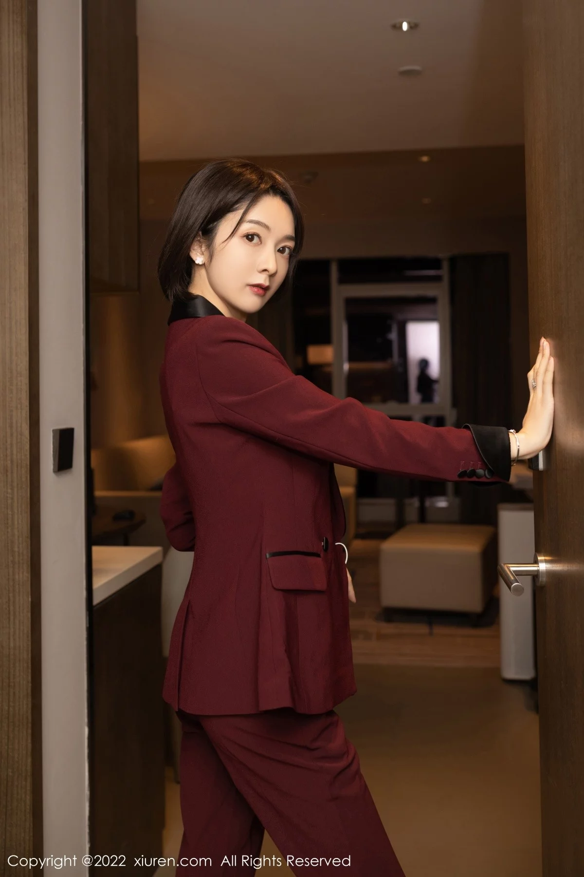 女神Angela小热巴女老板角色扮演半脱露红色蕾丝内衣诱惑写真72P-第1章-图片1