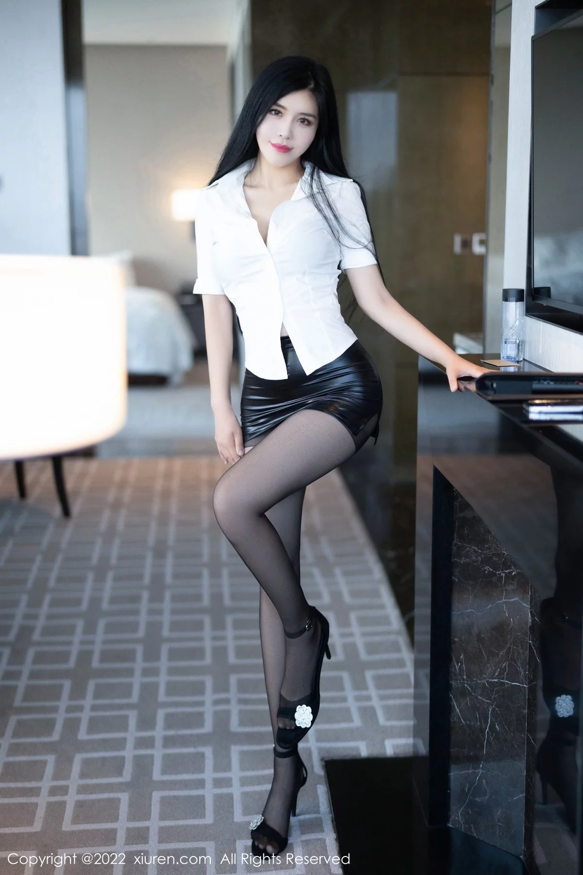 女神刘钰儿成都旅拍性感白T配黑短裙露开档黑丝极致魅惑写真74P-第1章-图片2
