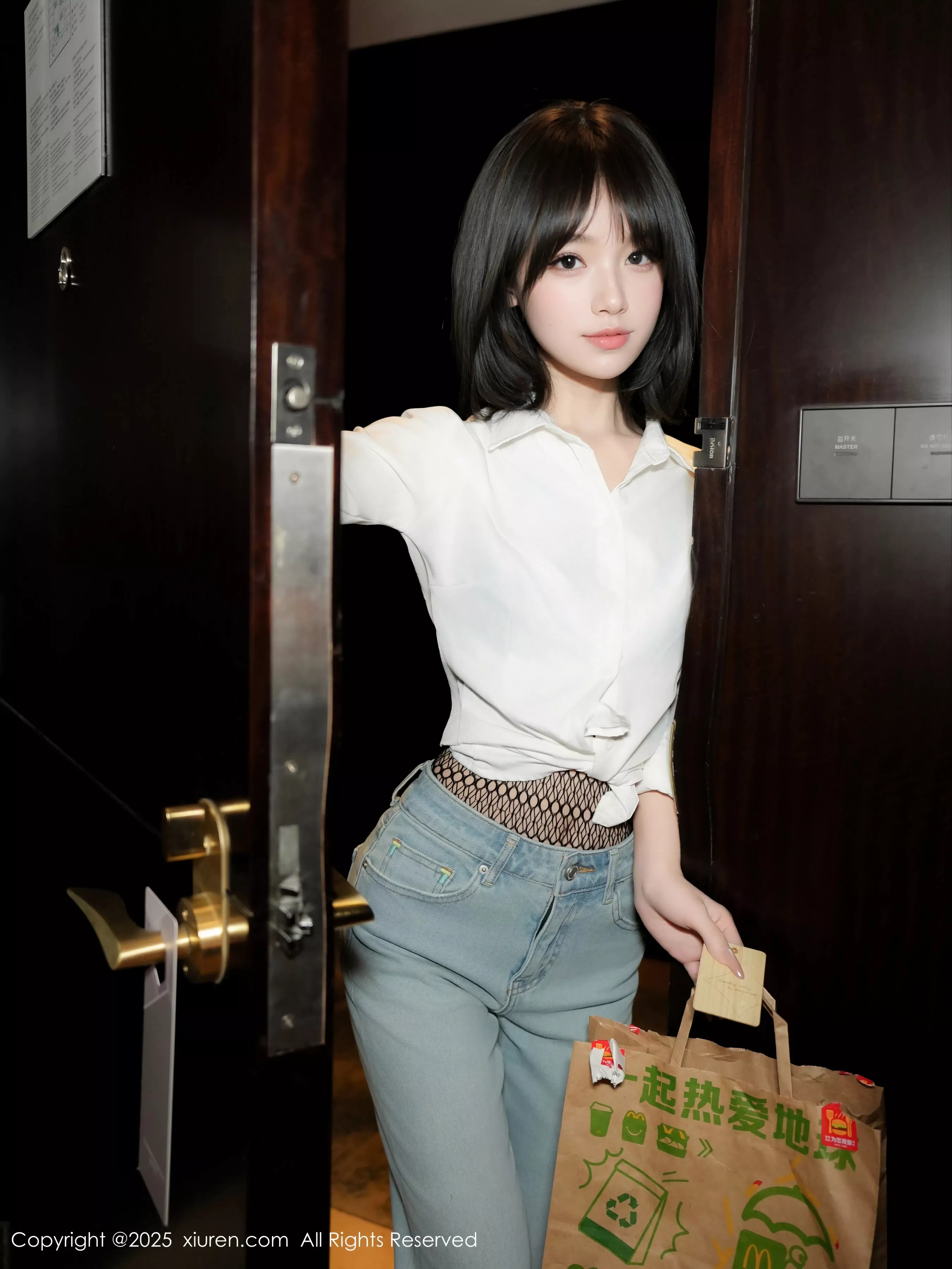 模特汁汁性感白T恤配牛仔裤露蓝色蕾丝内衣秀曼妙身姿诱惑写真69P-第1章-图片3