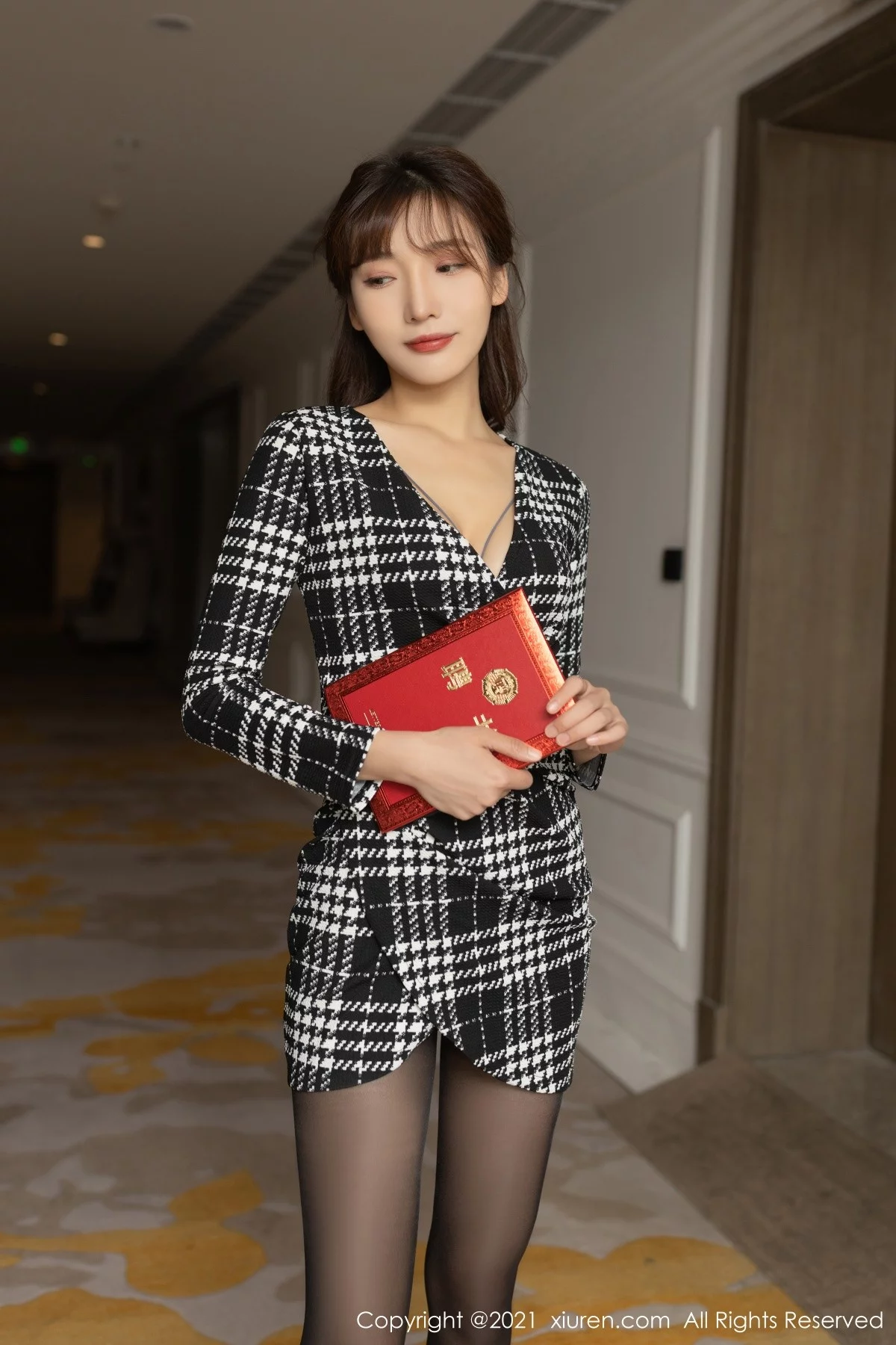 模特陆萱萱重庆旅拍私房半脱露灰色精致内衣配开档黑丝诱惑写真88P-第1章-图片2