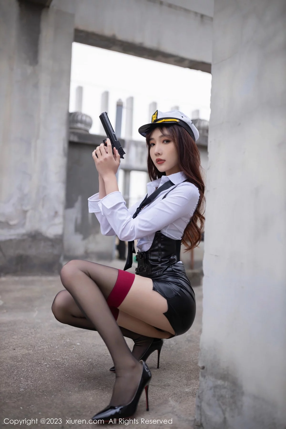 模特陆萱萱女警装扮性感白T配黑色背带裙秀完美身材诱惑写真80P-第1章-图片1