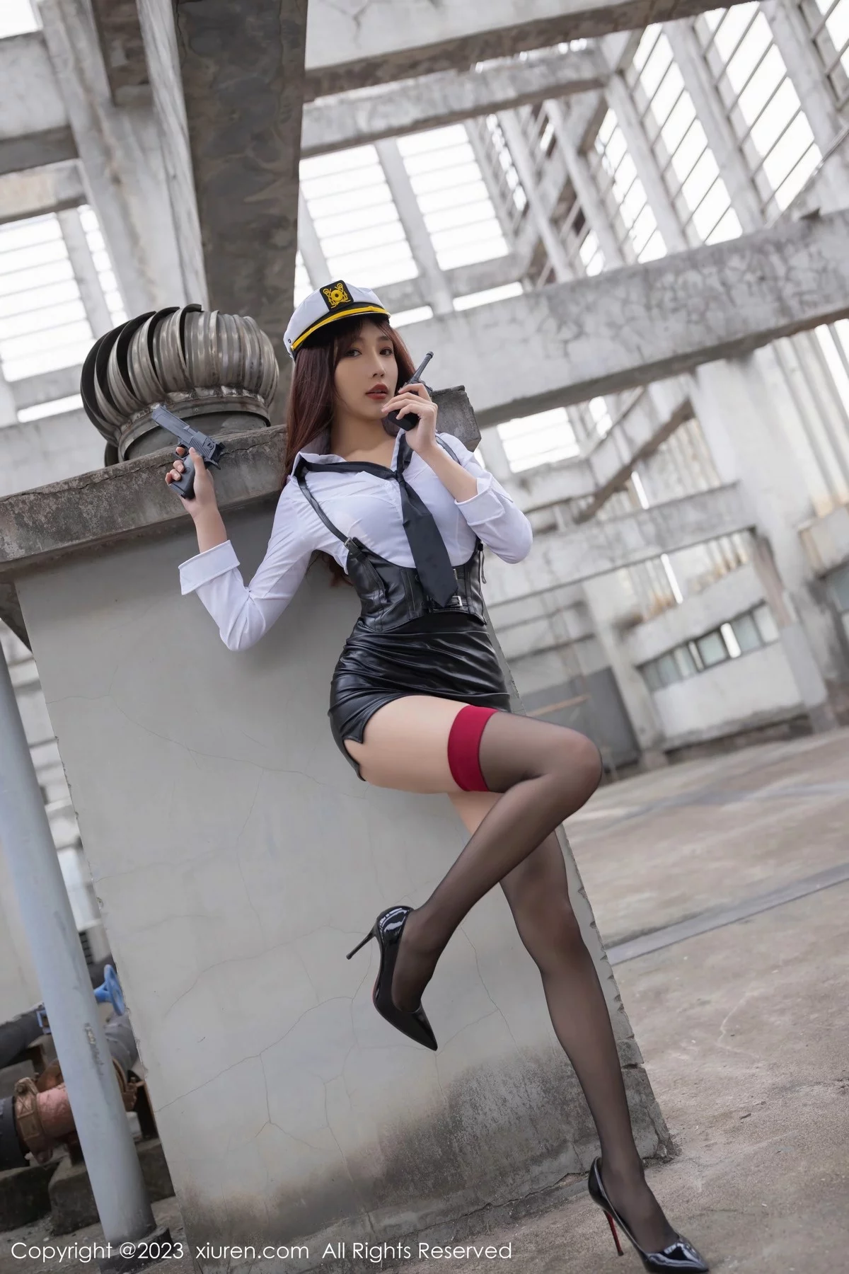 模特陆萱萱女警装扮性感白T配黑色背带裙秀完美身材诱惑写真80P-第1章-图片2
