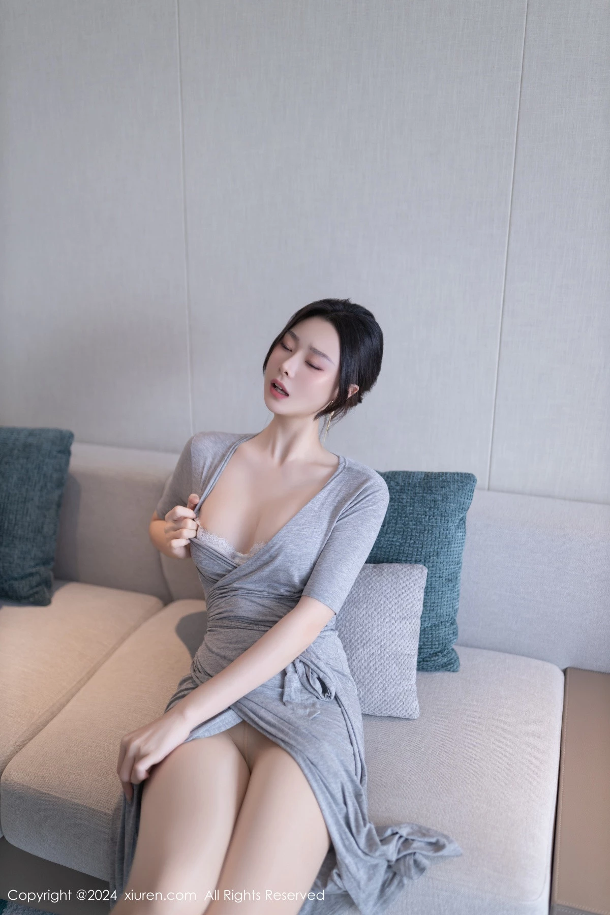 模特小逗逗性感灰色连衣裙配超薄肉丝半脱秀曼妙身姿诱惑写真80P-第1章-图片2
