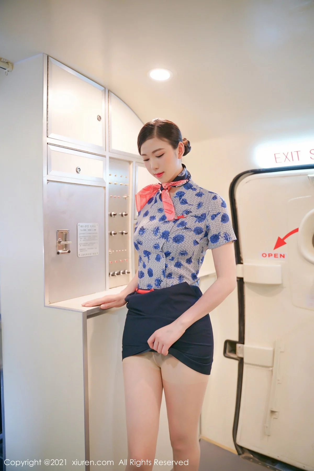 模特李雅柔182CM空姐制服半脱露性感内衣配超薄肉丝诱惑写真54P-第1章-图片3