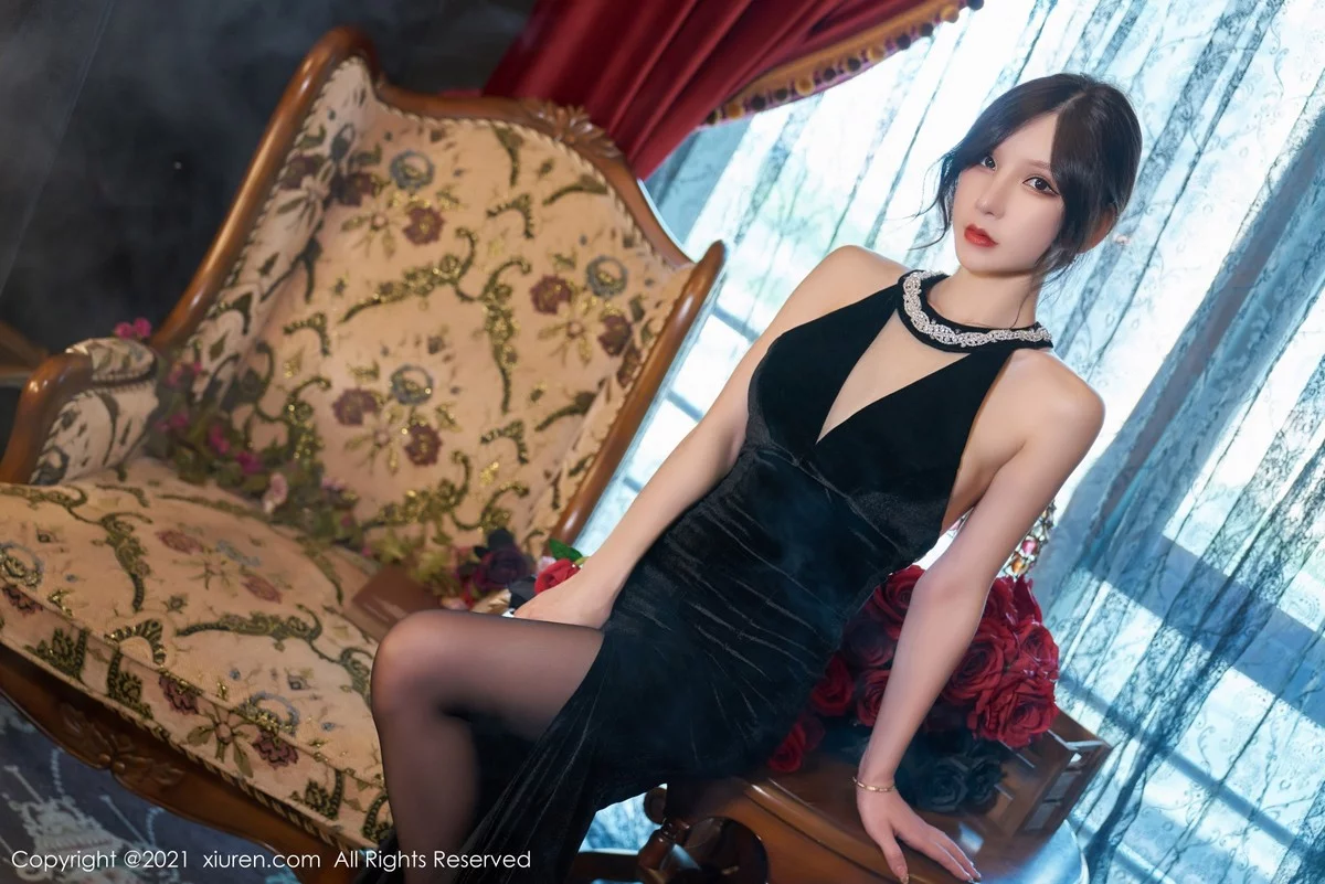 女神周于希Sandy大理旅拍私房超薄无内黑丝裤袜秀翘臀诱惑写真85P-第1章-图片2