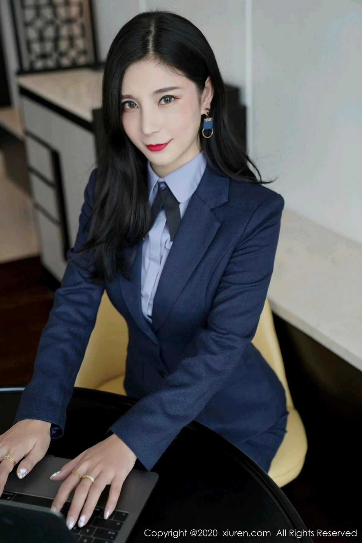 嫩模小蛮妖Yummy职场白衬衫OL主题半脱肉丝裤袜秀翘臀诱惑写真80P-第1章-图片1