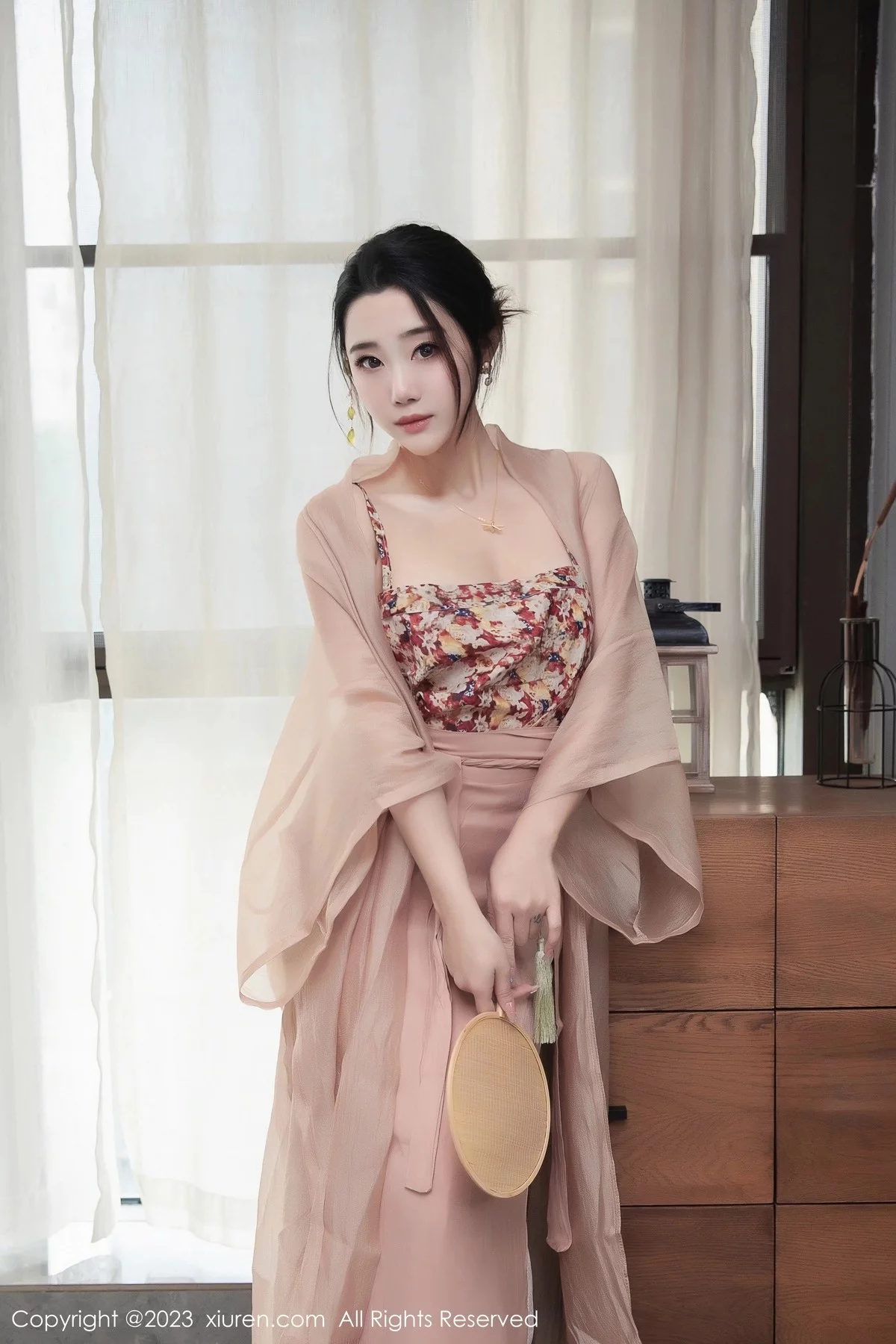 模特严利娅Yuliya性感浅暖色古风汉服半撩秀曼妙身姿诱惑写真104P-第1章-图片1