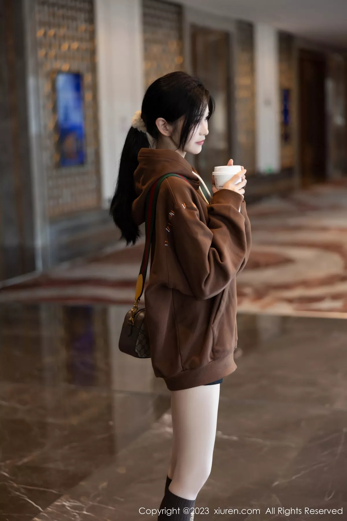 模特程程程咖啡色卫衣露淡红内衣配肉丝袜秀曼妙身姿诱惑写真81P-第1章-图片1