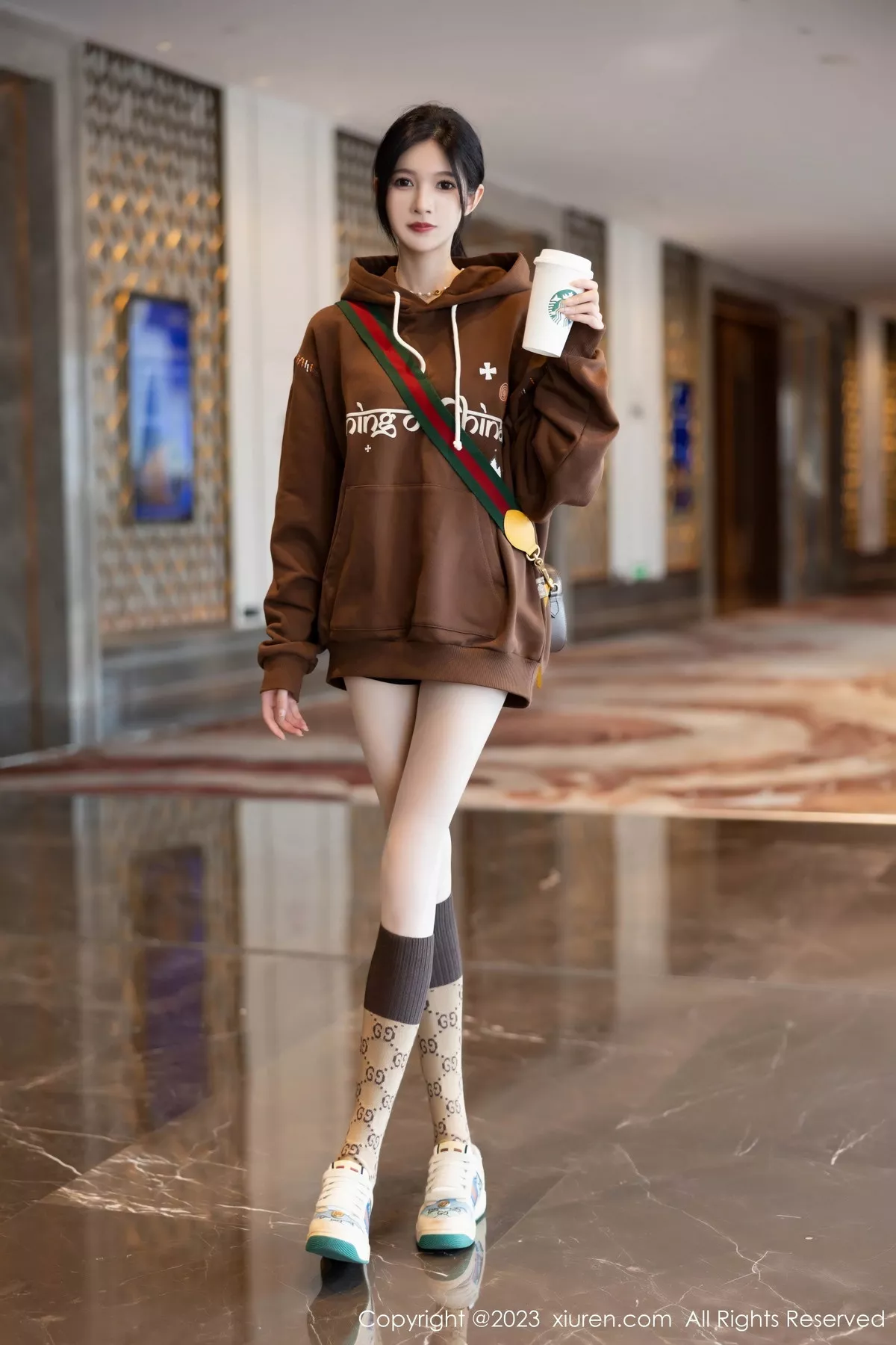 模特程程程咖啡色卫衣露淡红内衣配肉丝袜秀曼妙身姿诱惑写真81P-第1章-图片2