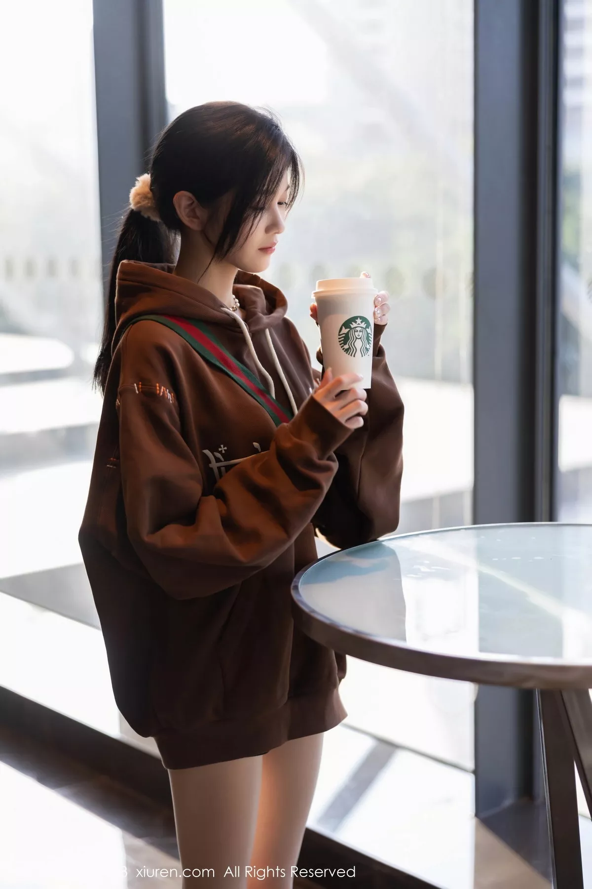 模特程程程咖啡色卫衣露淡红内衣配肉丝袜秀曼妙身姿诱惑写真81P-第1章-图片3