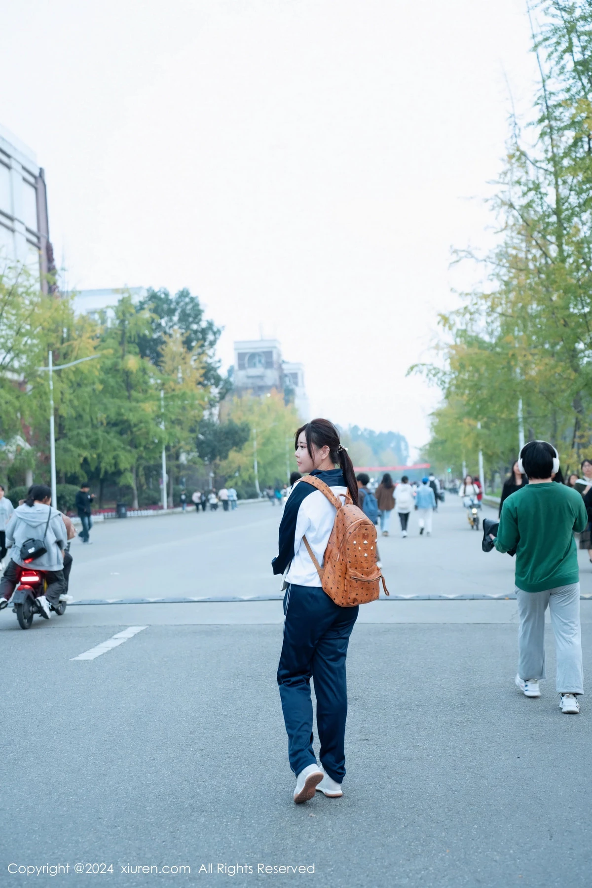 模特王婉悠Queen教师场景性感学生制服秀丰腴身材惹火诱惑写真80P-第1章-图片1
