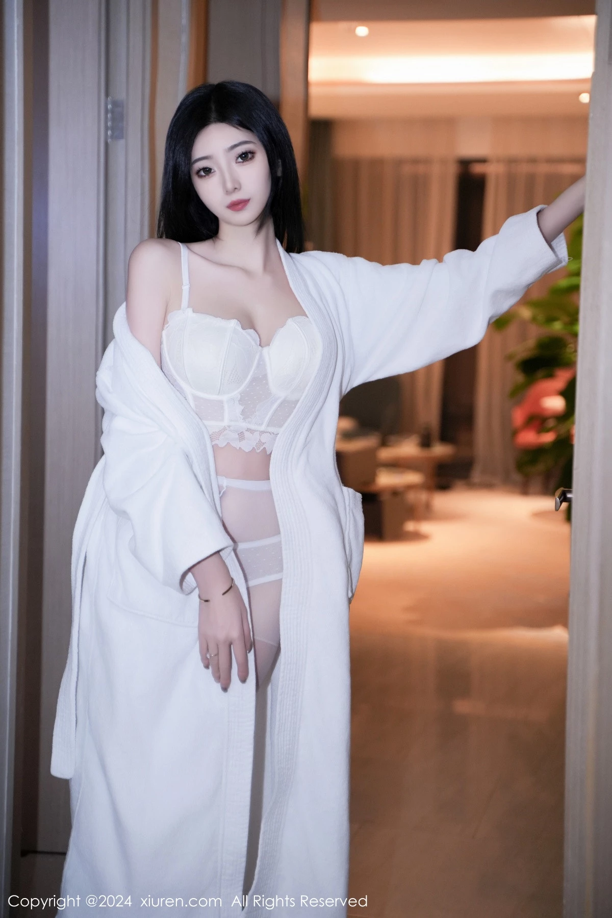 模特安琪Yee白色睡袍露性感白色蕾丝情趣内衣秀丰腴身材诱惑写真64P-第1章-图片2