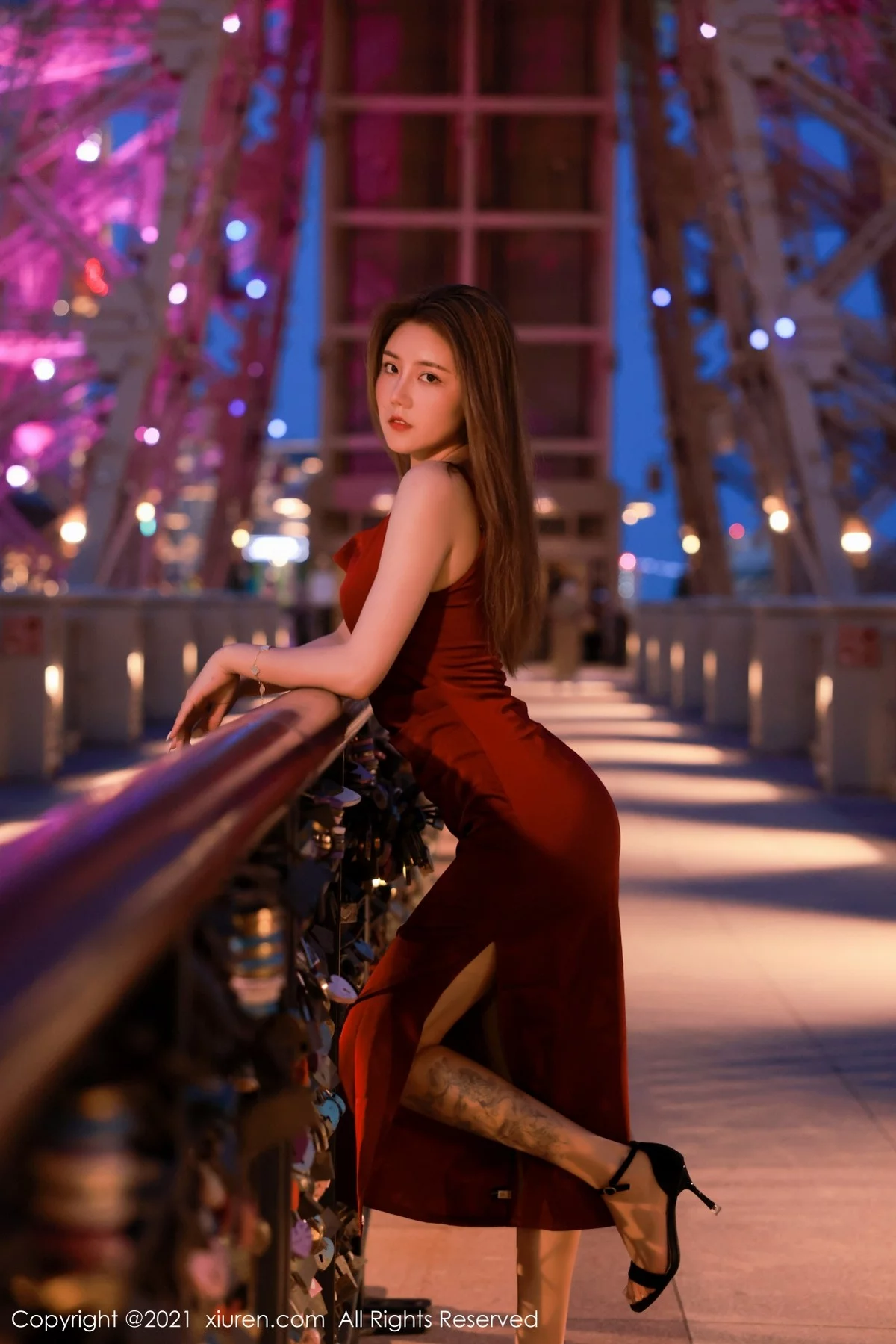 模特夏西CiCi澳门旅拍猩红华丽吊裙半脱秀白嫩肌肤迷人诱惑写真50P-第1章-图片2